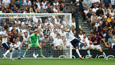 Kaleci topu unuttu! Dünya futbolunda yeni kural Premier Lig'de ilk kez uygulandı Kaleci topu unuttu! Dünya futbolunda yeni kural Premier Lig'de ilk kez uygulandı