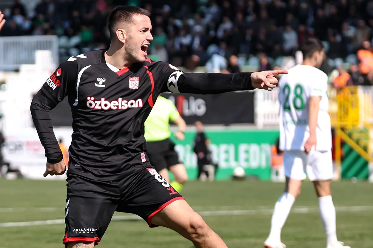 Sivasspor'a 3 puanı Rey Manaj getirdi! Arnavut golcü yine boş geçmedi