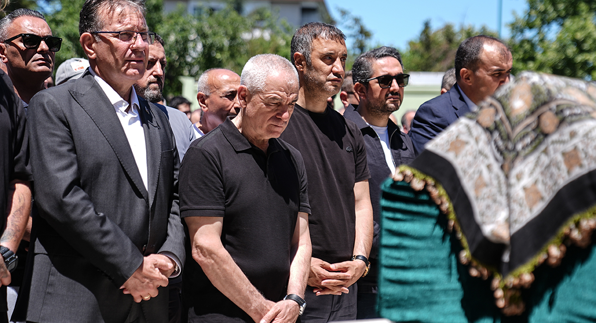 Rıza Hoca'nın Anne Acısı: Saha Kenarı Değil, Cami Avlusu Kadro!