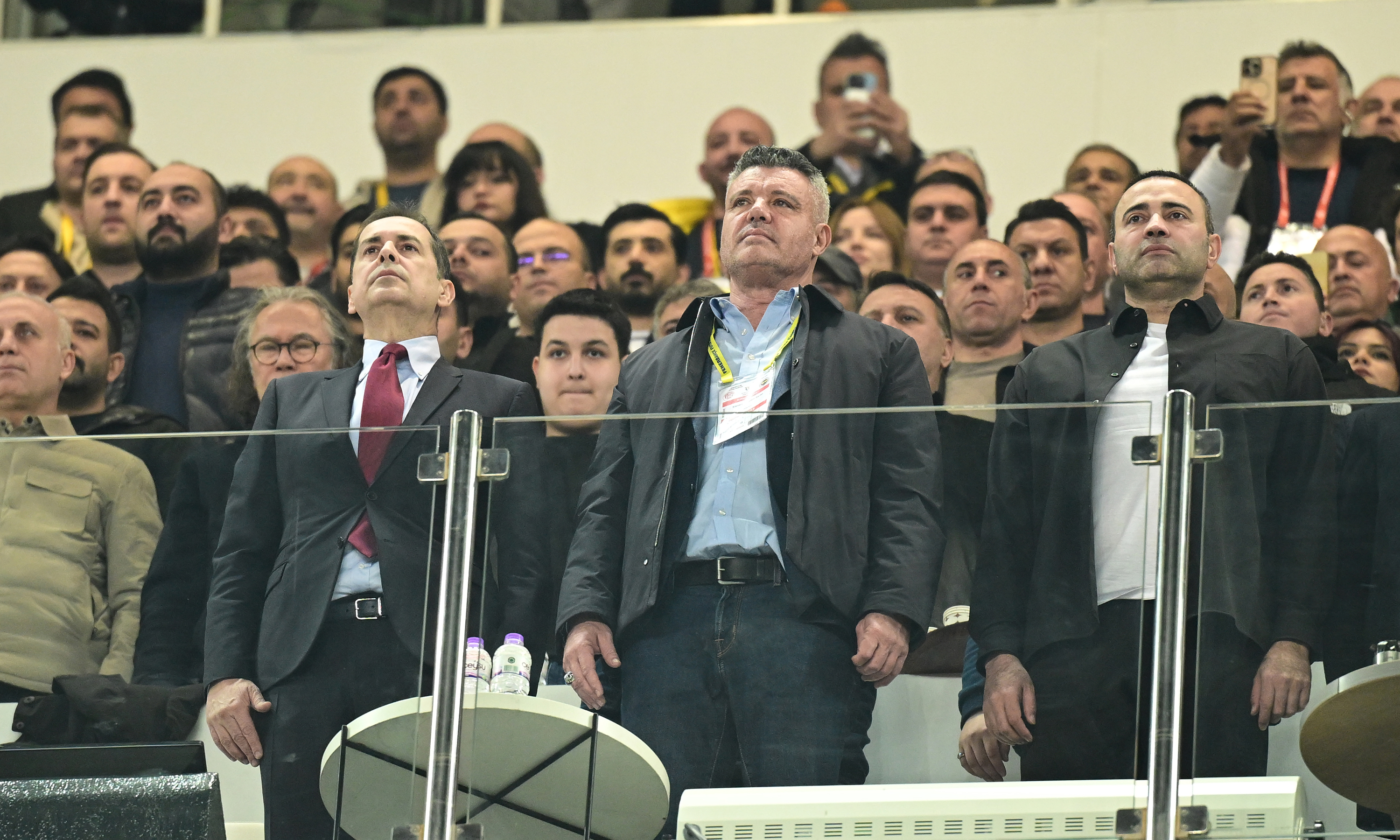 Sadettin Saran stadyumdan ayrılmak için bindiği arabasında şampiyonluk mesajı verdi. Saran, “Biz şampiyon olacağız” dedi.