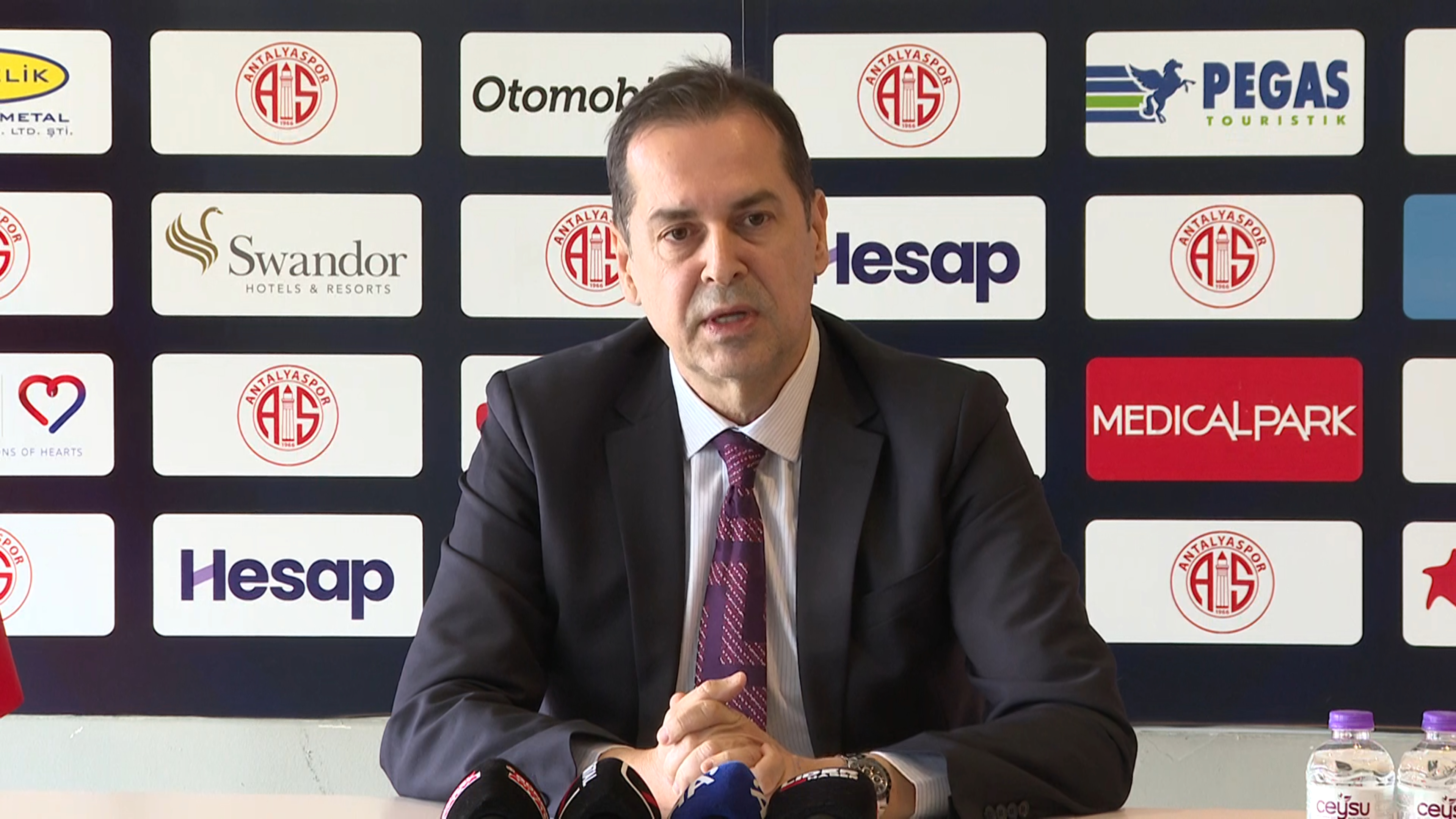 Antalyaspor Başkanı Rıza Perçin, Trendyol Süper Lig'in 24. haftasında ağırlayacakları Fenerbahçe'yi yenmek istediklerini söyledi. Perçin, Atilla Vehbi Konuk Tesisleri'nde düzenlediği basın toplantısında, dün Zecorner Kayserispor'a deplasmanda son dakika golüyle 1-0 mağlup olmanın üzüntüsünü yaşadıklarını belirtti.