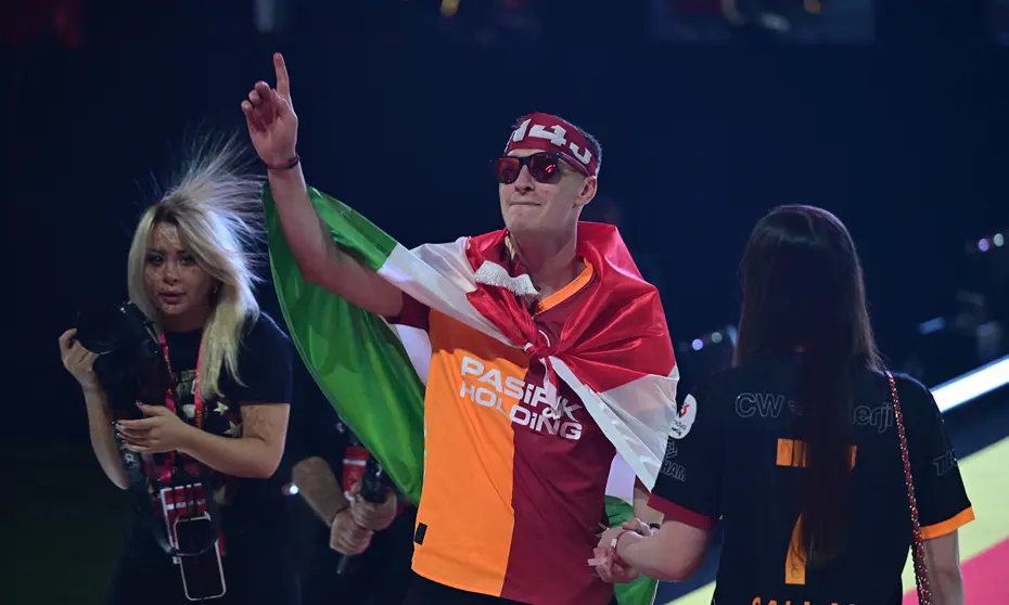 Şampiyon Galatasaray kupasına kavuştu: Dakika dakika şampiyonluk kutlaması - 30 Şampiyon Galatasaray kupasına kavuştu: Dakika dakika şampiyonluk kutlaması - 30