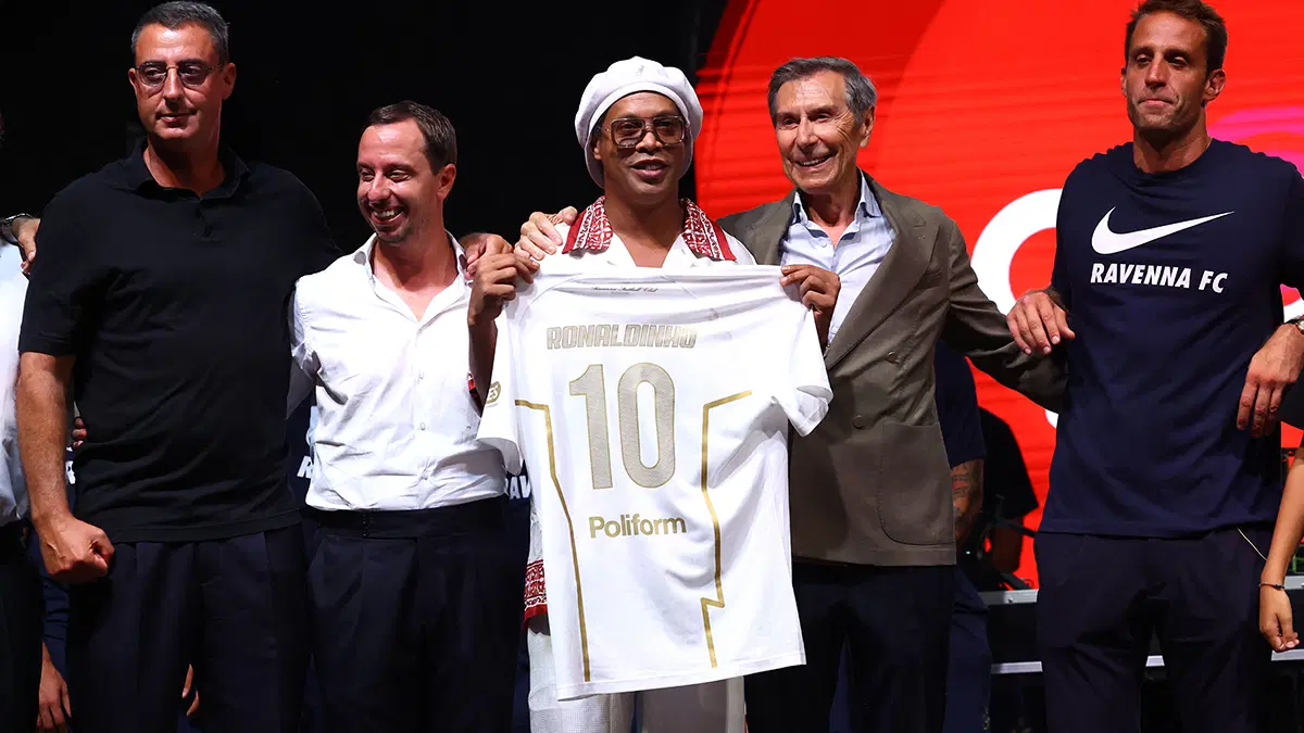 Ronaldinho'dan olay karar! 46 yaşında sahalara dönüyor
