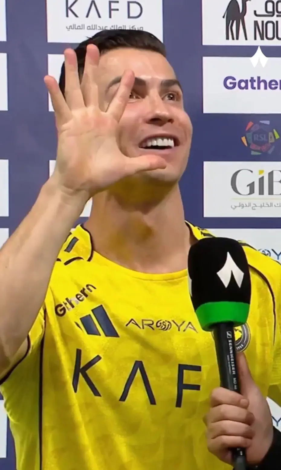Tüm dünya Ronaldo'nun hareketini konuşuyor! Sinirden gülme krizine girdi, eliyle işaret etti - 4 Tüm dünya Ronaldo'nun hareketini konuşuyor! Sinirden gülme krizine girdi, eliyle işaret etti - 4