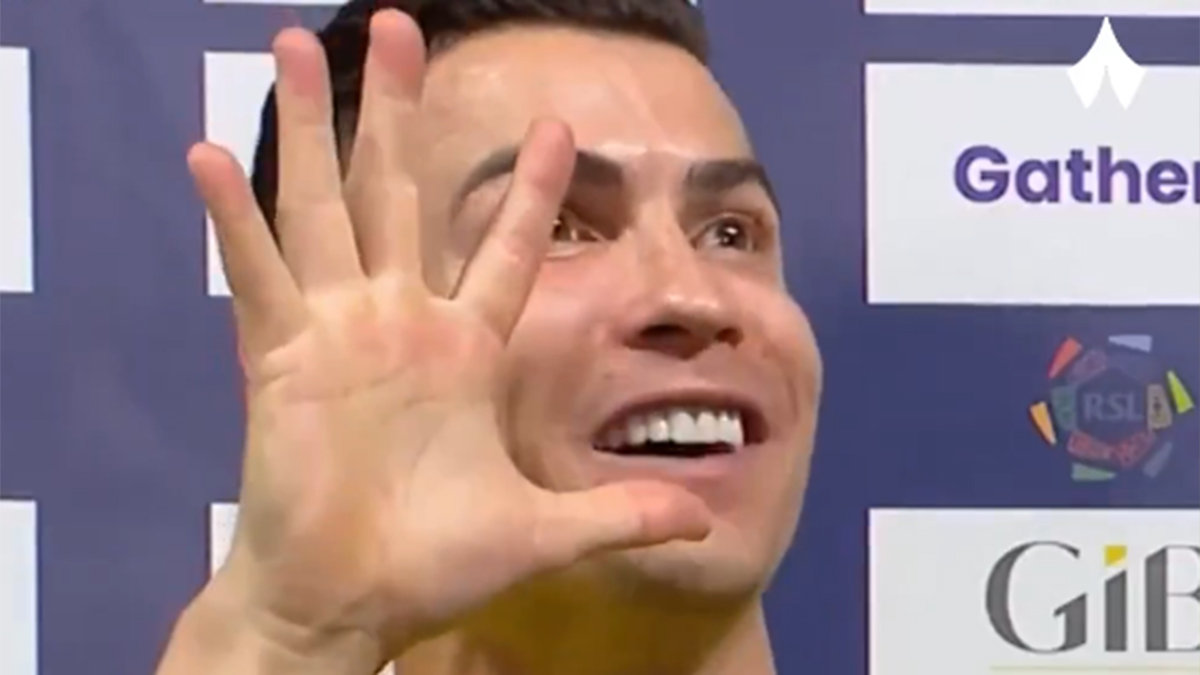 Tüm dünya Ronaldo'nun hareketini konuşuyor! Sinirden gülme krizine girdi, eliyle işaret etti