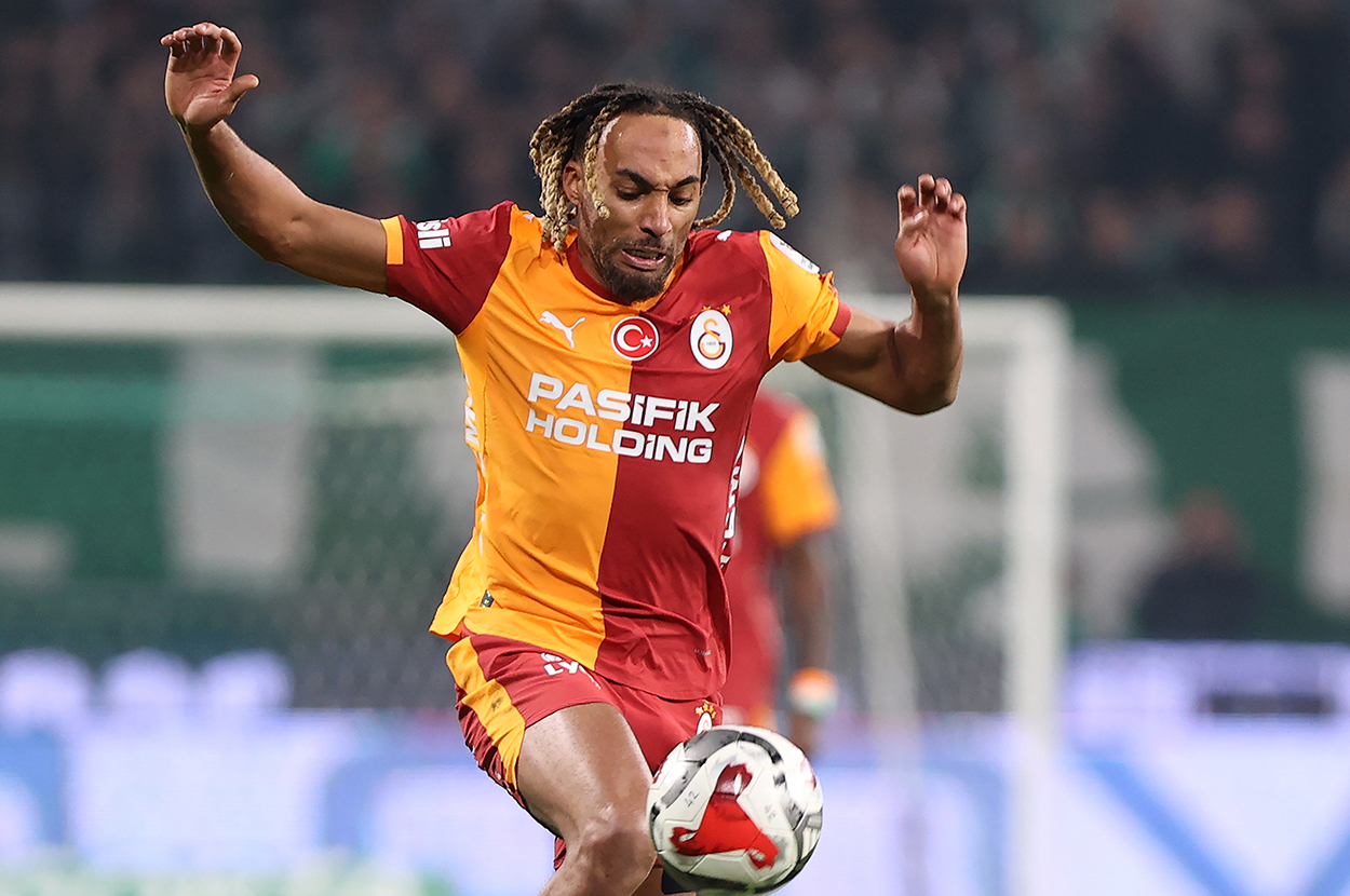 49. dakikada Galatasaray'ın iptal edilen golü öncesinde Sacha Boey'e penaltı yapılıyor mu? Bülent Yıldırım: Sacha Boey topla oynadıktan sonra ileri doğru ivmelenen ayak... Bahadır sol dizini büküp yere bırakıyor ve Bahadır'ın yere bıraktığı anda Sacha'nın ayağı da oraya doğru gittiği için bu temas oluşacak. Burada bir penaltı söz konusu değil. Pozisyon gereği olan bir temas bu. Bahattin Duran: Bülent hocanın söylediklerine tamamen katılıyorum. Bahadır kontrollü bir şekilde geliyor. Topa da teması var. Süpürme hareketi olmadığı için burada kesinlikle bir ihlal söz konusu değil. Deniz Çoban: Aynı fikirdeyim ben de. Burada penaltıyı hiç düşünmem.