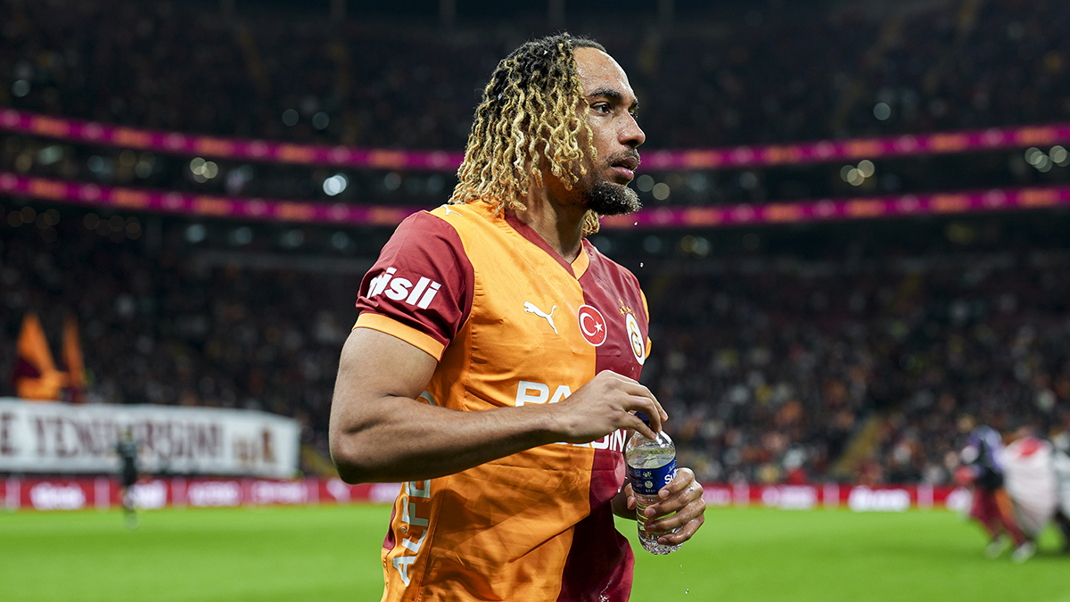 45+2. dakikada Boey'in gol sevincindeki hareketine kart gerekir mi? Bülent Yıldırım: Oyun araç gereçlerine zarar vermek sarı karttır, net sarı kart. Deniz Çoban: Elle bir şey yapsa korner bayrağına o bile sarı kart, bu gol sevinçleri forma çıkarma dışında cezalandırılmıyor ligimizde. Tel örgülere tırmanma, abartılı kutlamalara izin veriliyor. Bu hakemin, 4. hakemin, yardımcı hakemin gözü önünde. Sarı kartsız geçmemesi lazım. Bahattin Duran: Bu çok net sarı kart. Açık ve net sarı kart atlanmamalı. Bu nasıl kaçar.