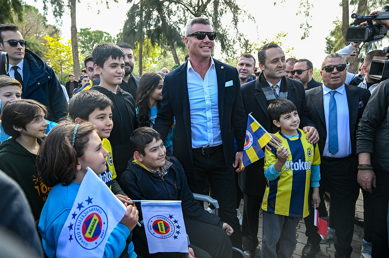 Fener Başkanı Adana'da 'Gelecek Sarı-Lacivert!' Diyerek Çocuklara Şampiyonluk Sözü Verdi: Ya Gelmezse?