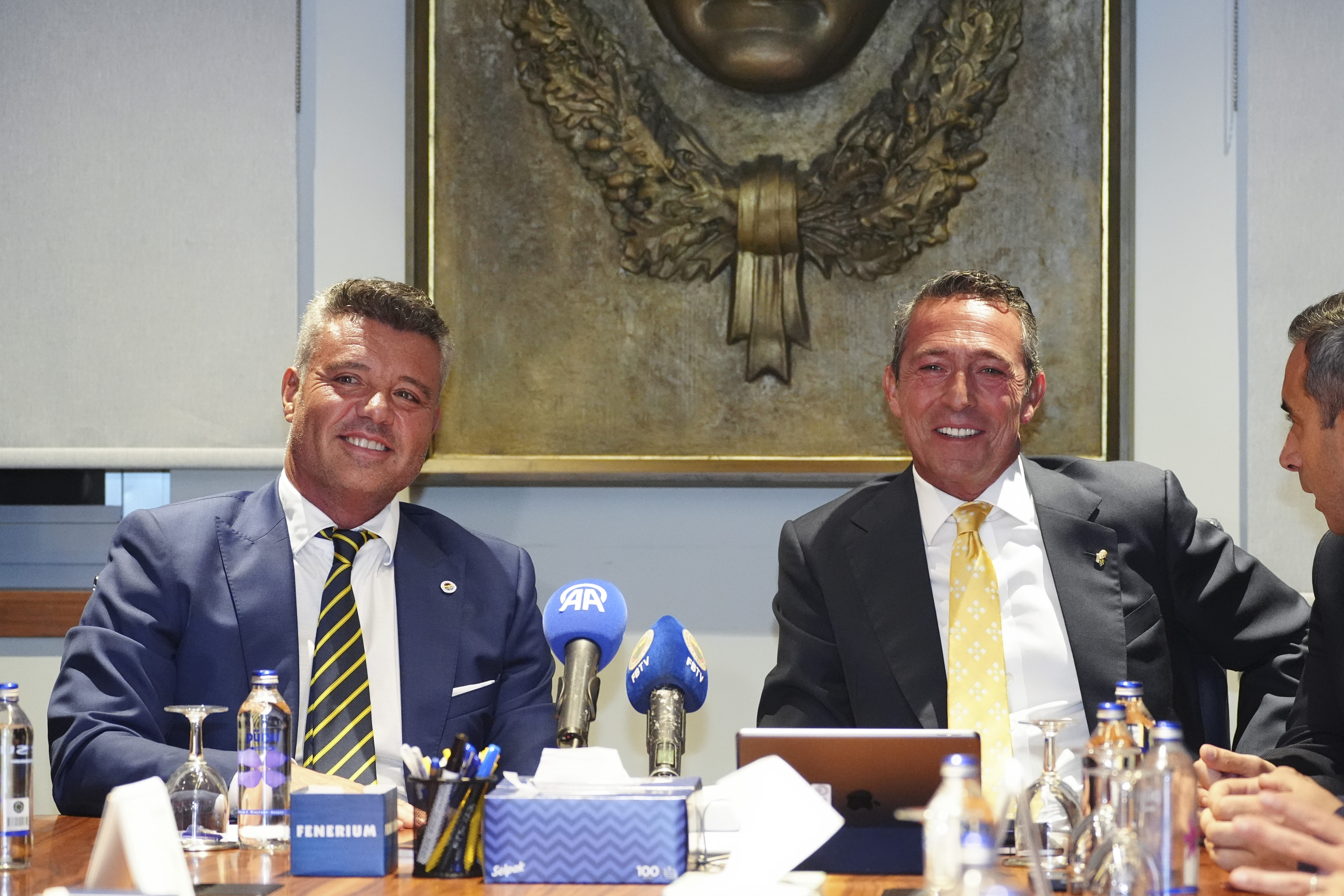 Fener'de Taç Devri: Ali Koç'tan Sadettin Saran'a 'Geçmiş Olsun' Plaketi!