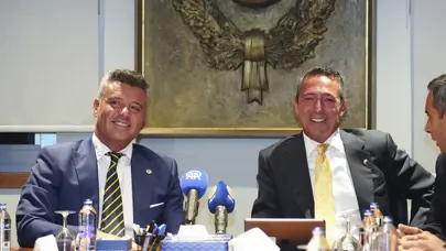 Fenerbahçe Başkanı Sadettin Saran mazbatasını Ali Koç'tan aldı