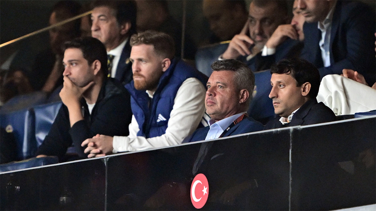 Fatih Karagümrük'e 2-0 yenilerek şampiyonluk yolunda ağır yara alan Fenerbahçe'de Başkan Sadettin Saran, karşılaşmadan bir gün sonra Domenico Tedesco ve Devin Özek ile kulüp binasında toplantı gerçekleştirmişti.