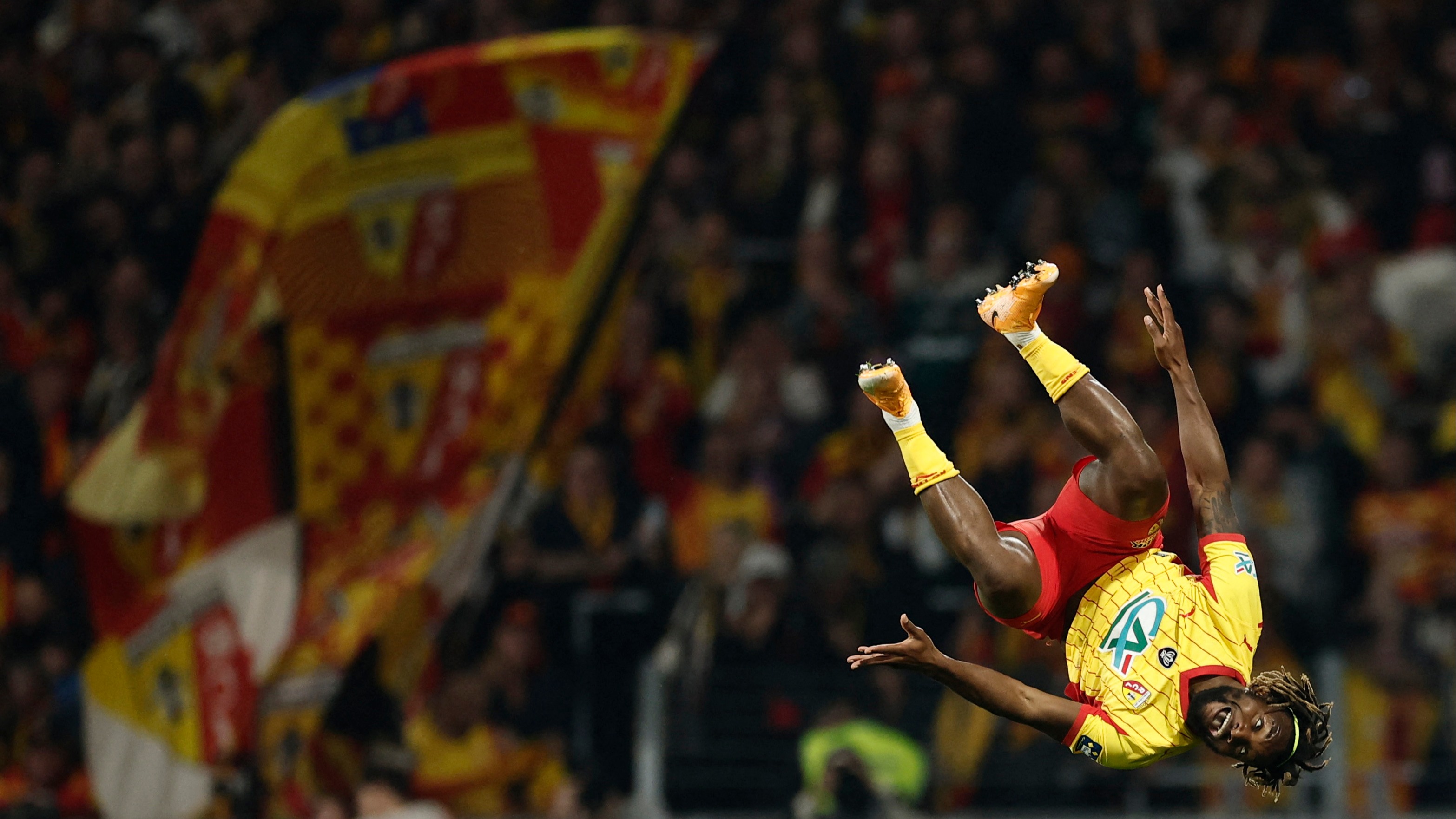 Saint-Maximin gol attı, maç biter bitmez yaşananları dünya konuşuyor! Binlerce kişi sahaya daldı
