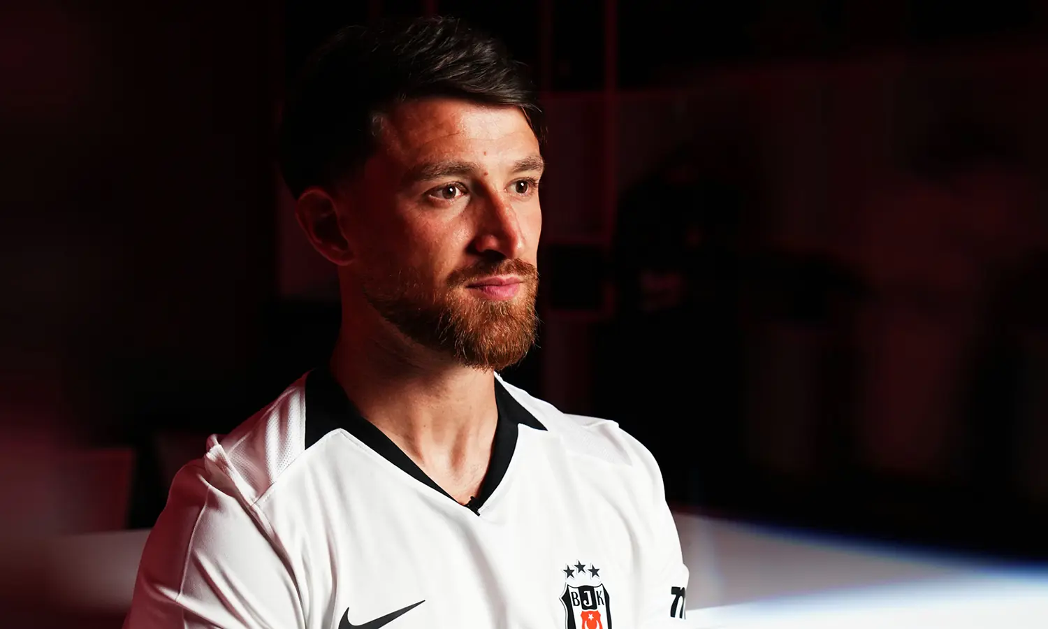 Salih Özcan Beşiktaş ile sözleşme imzaladı