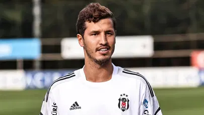 Beşiktaş'tan ayrılan Salih Uçan'dan 2 yıllık imza, hem de Süper Lig kulübüne Beşiktaş'tan ayrılan Salih Uçan'dan 2 yıllık imza, hem de Süper Lig kulübüne