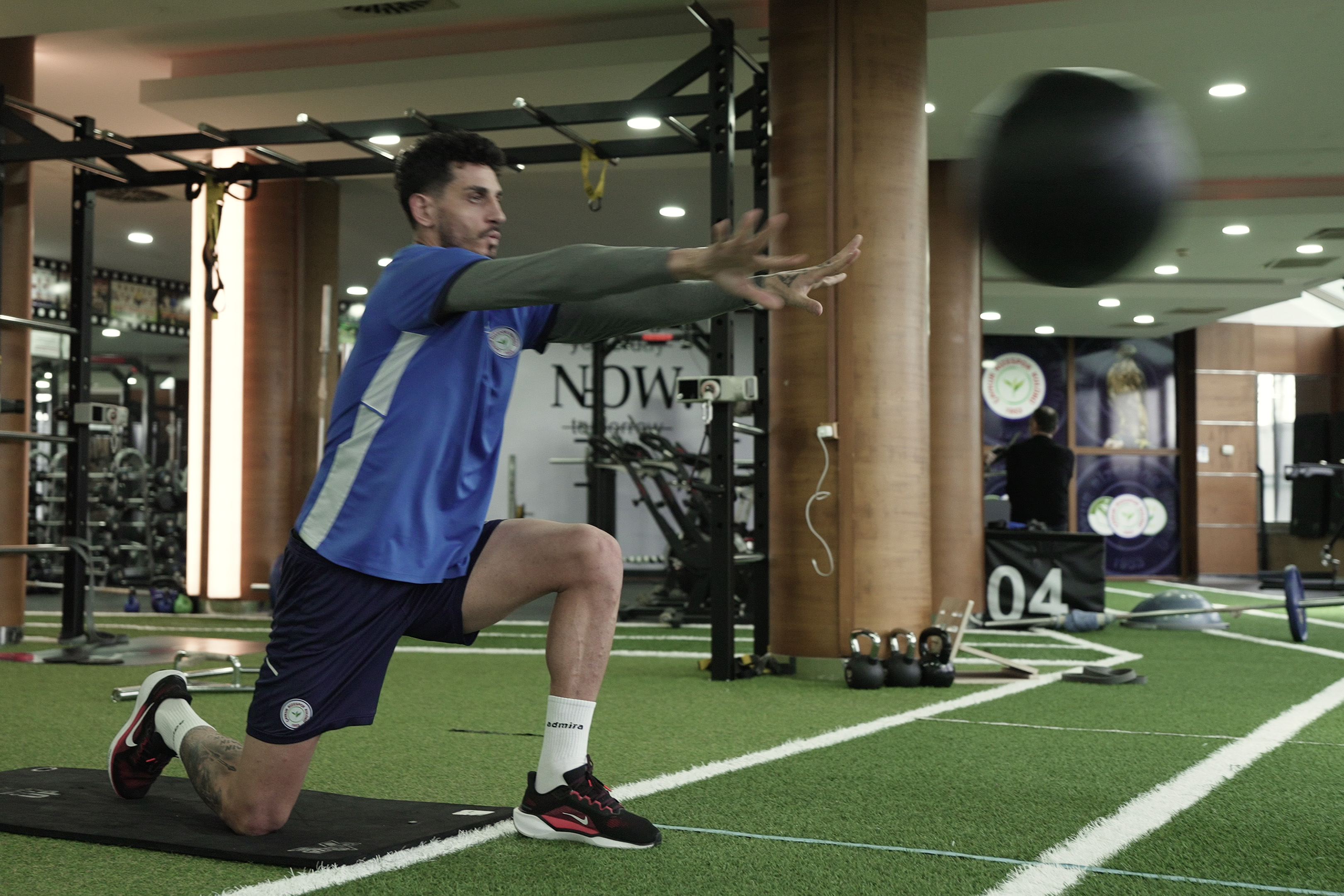 “MAÇLARA SAVAŞA GİDER GİBİ HAZIRLANIYORUZ” Kaptan Hakan Çalhanoğlu'nun milli takımdaki yerinin çok önemli olduğunun altını çizen Samet, 