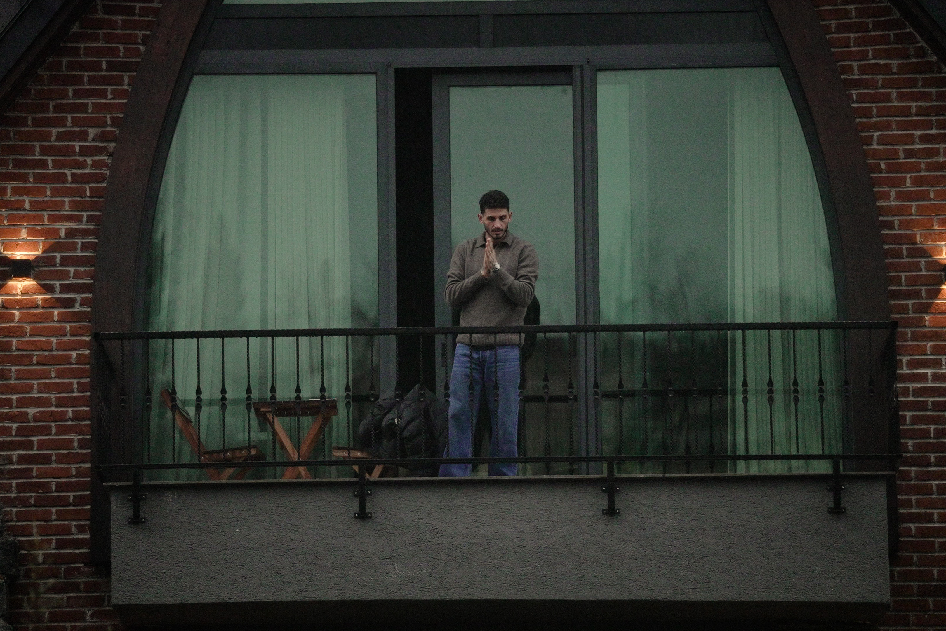 Çaykur Rizespor'daki Rumen takım arkadaşı Valentin Mihaila ile Romanya eşleşmesini konuştuklarını aktaran milli oyuncu, 