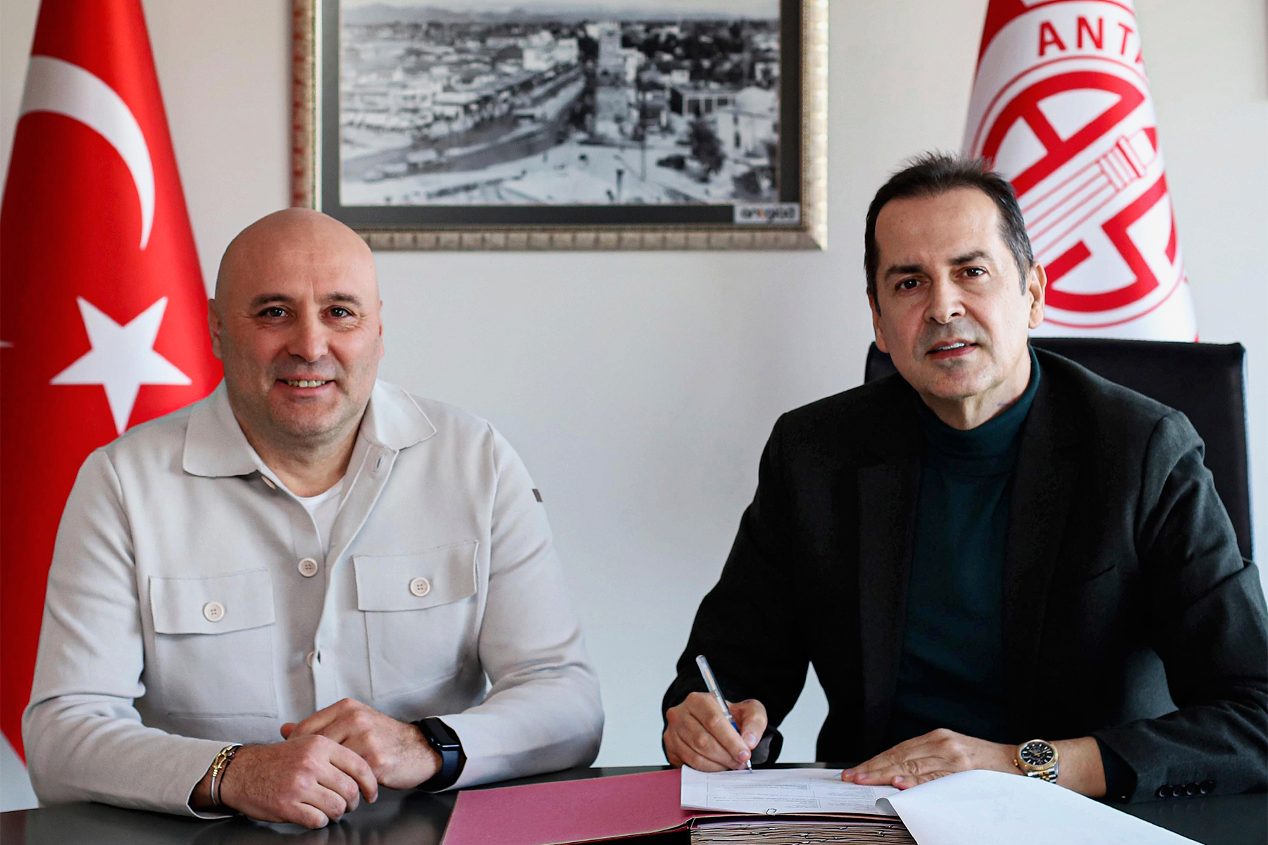 Antalyaspor'da Sami Uğurlu için imza töreni: "Mevcut kadroyla en iyisini yapacağımızı biliyorum"