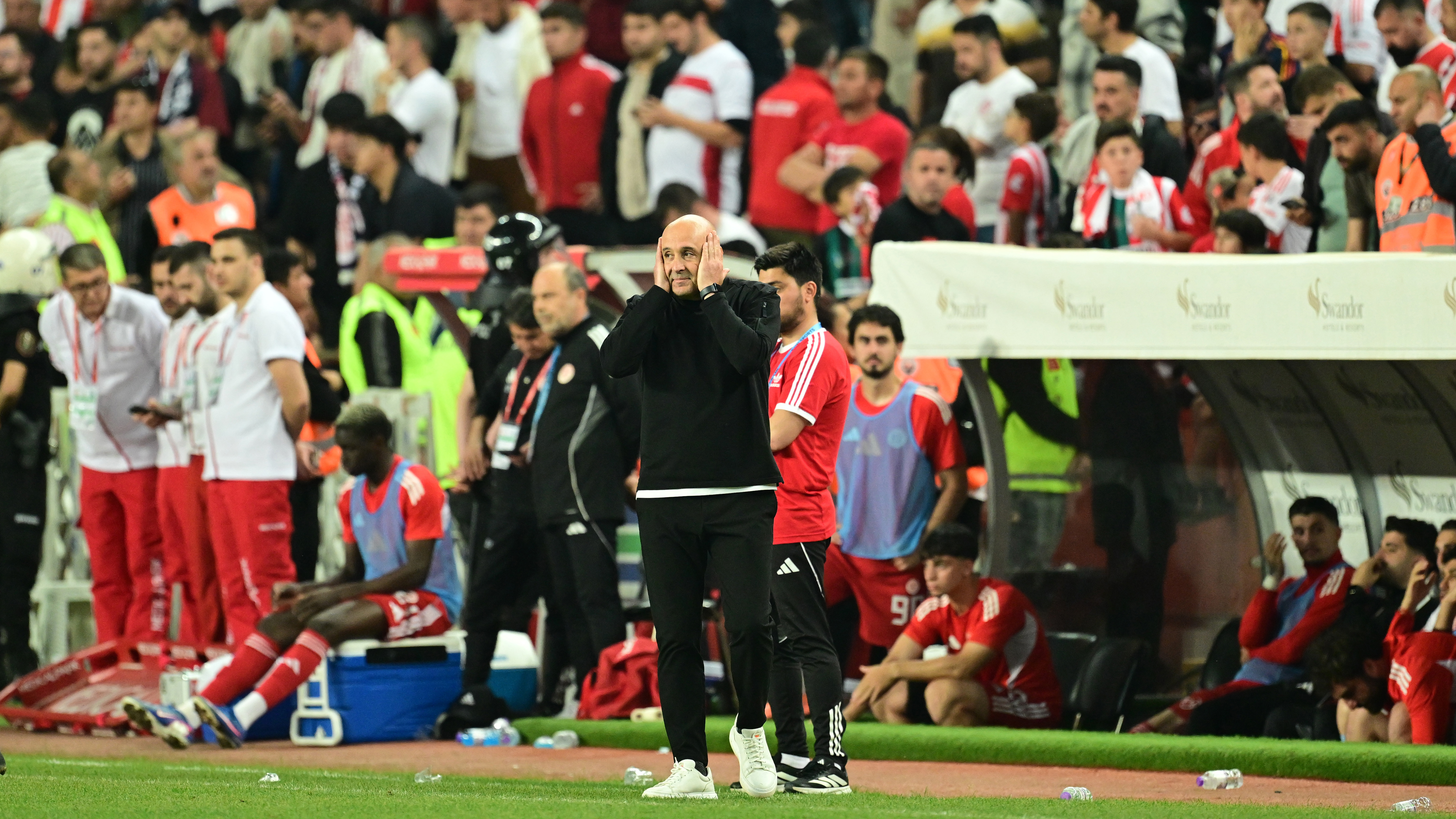 Küme düşen Antalyaspor'da Sami Uğurlu yıkıldı: "Trajedi dolu bir gece"