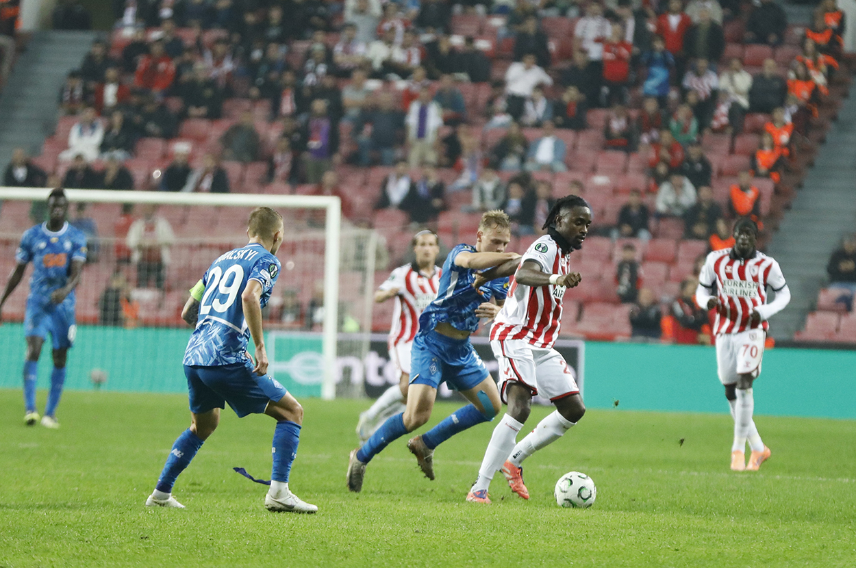 Samsunspor'dan Dinamo Kiev'e Tarihi Ayar: Ukrayna'da 'Top Kayıp, Antrenör Nerede?' Alarmı!