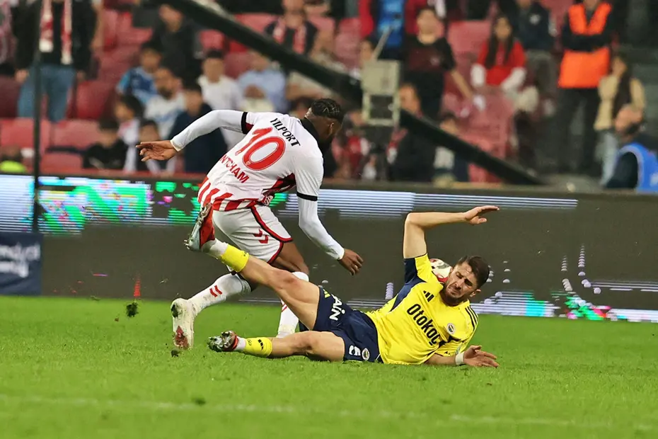 "Çağdaş santrafor tanımına tepki olarak doğmuş bir adam: En-Nesyri" - 2