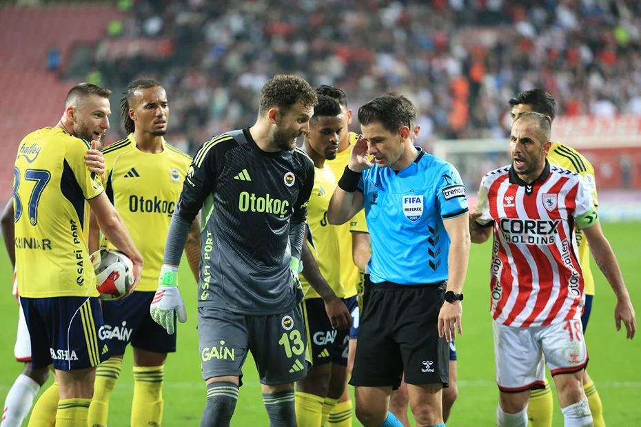 Samsunspor-Fenerbahçe maçına damga vuran pozisyon için Fırat Aydınus'tan flaş yorum: Trio ile taban tabana zıt - 1