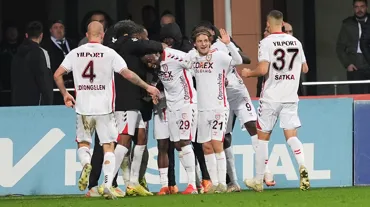 Samsunspor 7 haftalık galibiyet hasretini Kasımpaşa deplasmanında dindirdi