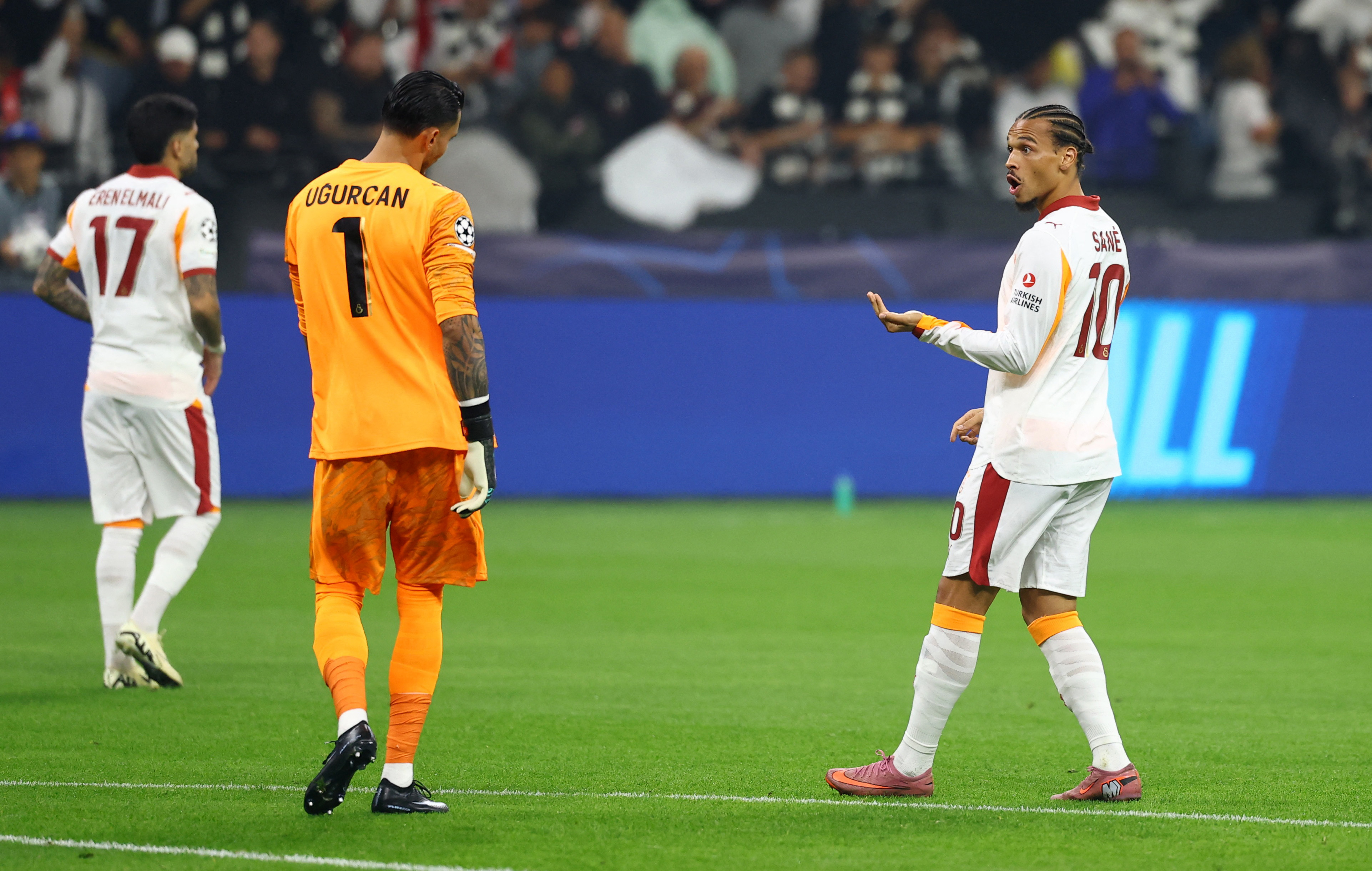 Sane'ye Beş Gol Yetmedi, Bir de Konser Verdiler!
