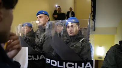 Karşılaşma öncesi dev protesto: "Maçı iptal edin" Karşılaşma öncesi dev protesto: "Maçı iptal edin"