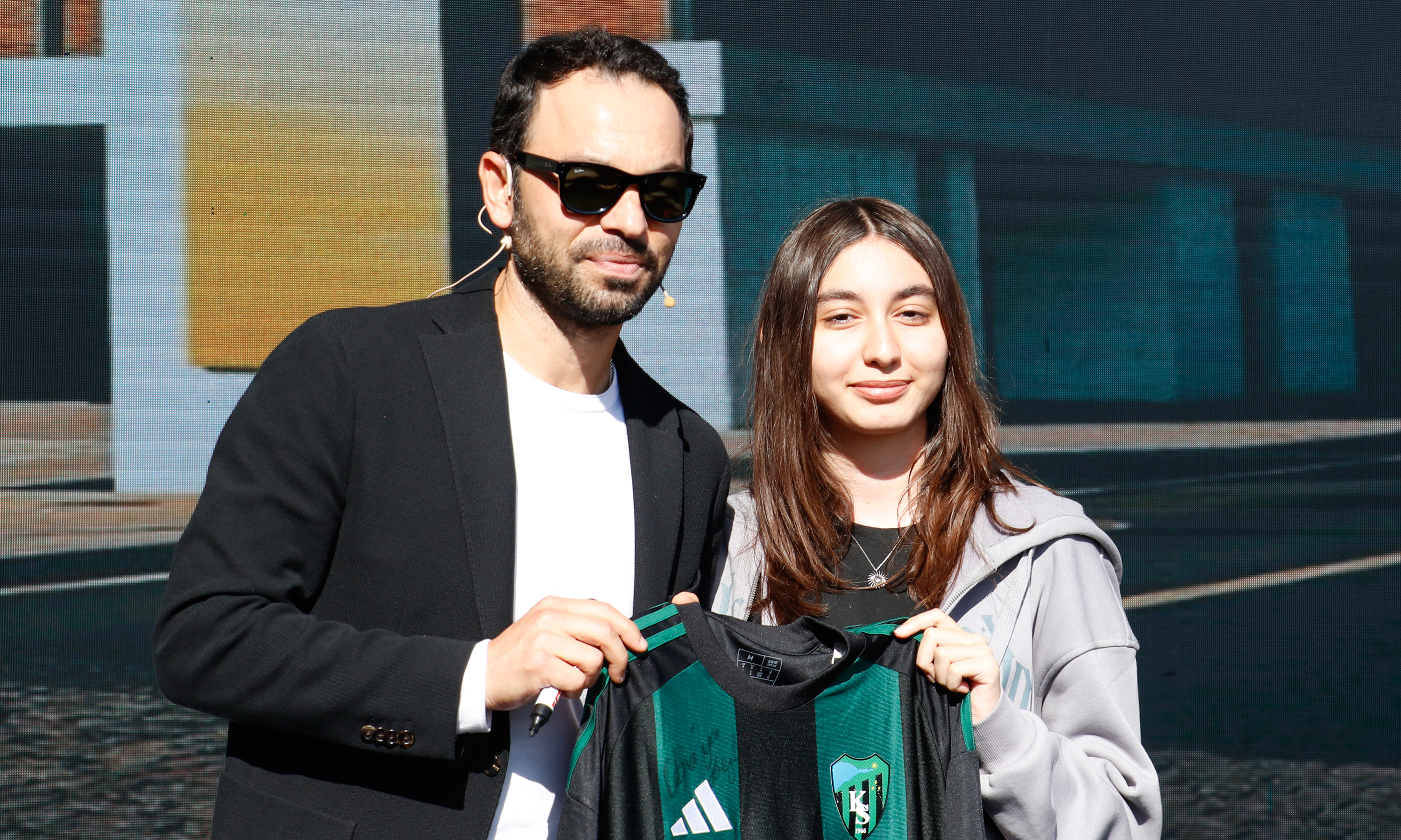 Selçuk İnan ve futbolcular kitap fuarında ziyaretçilerle buluştu