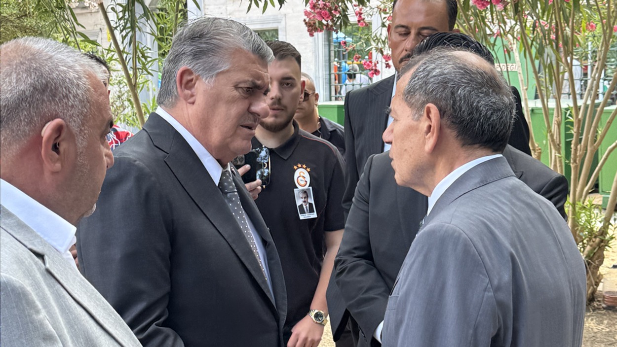 Dursun Özbek ve Serdal Adalı, cenaze töreninde bir araya geldi 