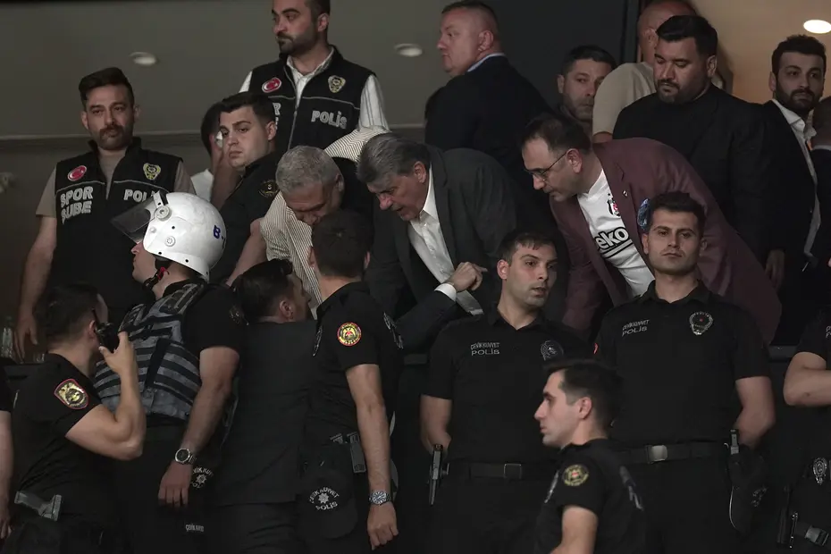Beşiktaş Fibabanka-Fenerbahçe Beko derbisinde olay: Ali Koç salonu terk etti - 3 Beşiktaş Fibabanka-Fenerbahçe Beko derbisinde olay: Ali Koç salonu terk etti - 3