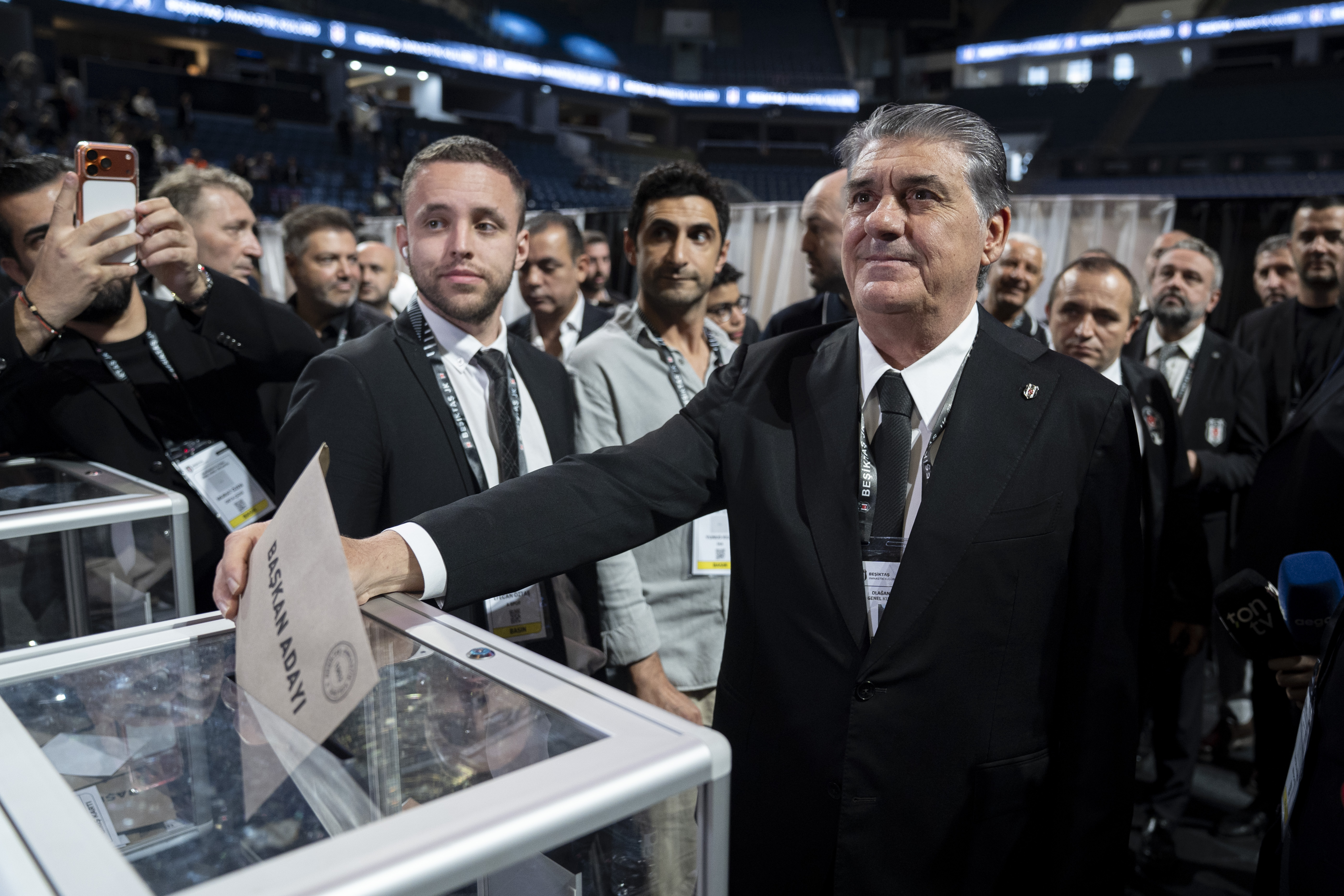 Beşiktaş'ta tek aday olarak seçime giren Serdal Adalı yeniden başkan oldu