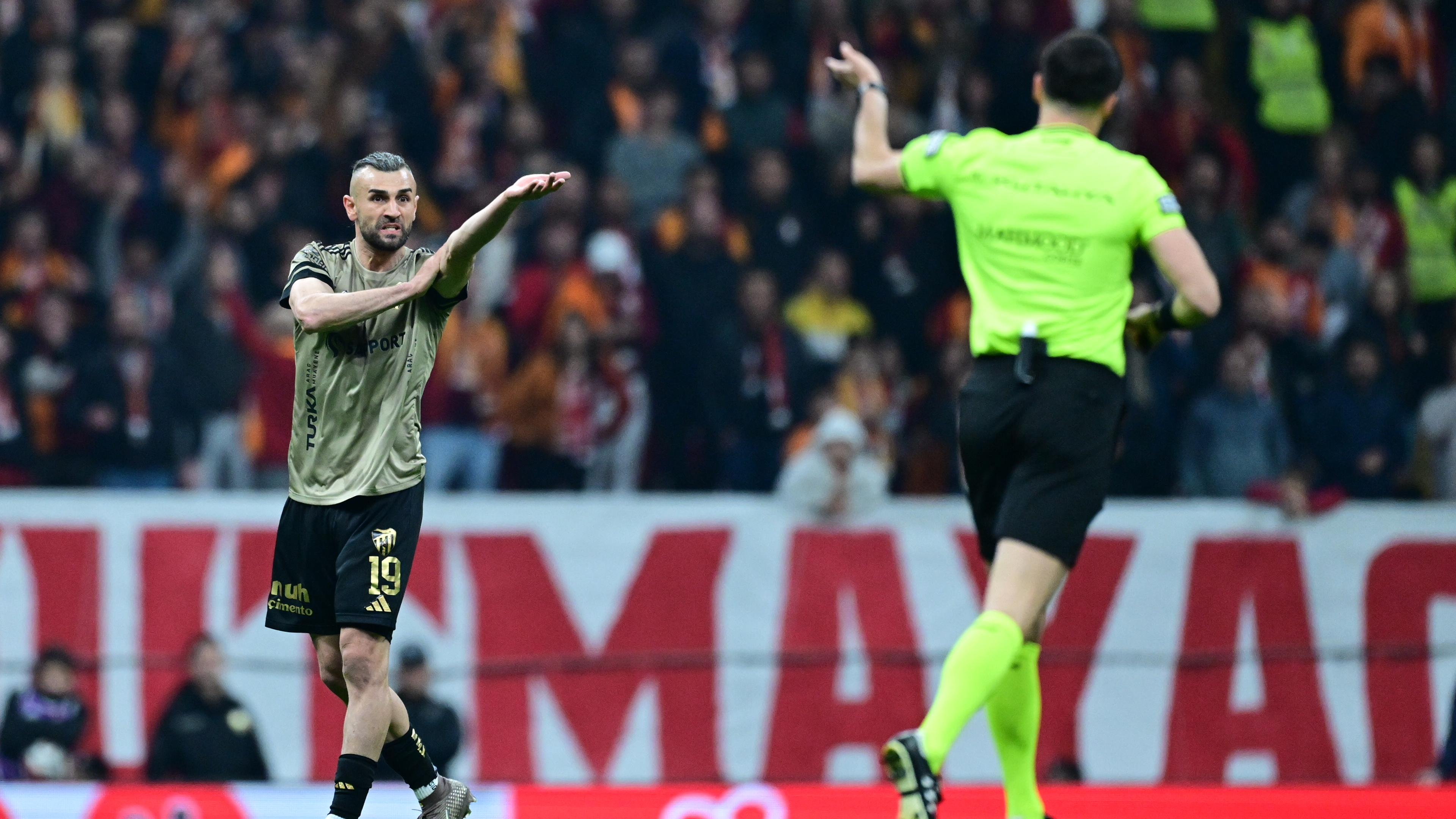 Serdar Dursun'dan flaş sözler: "Jakobs beni itti, pozisyon penaltıydı"