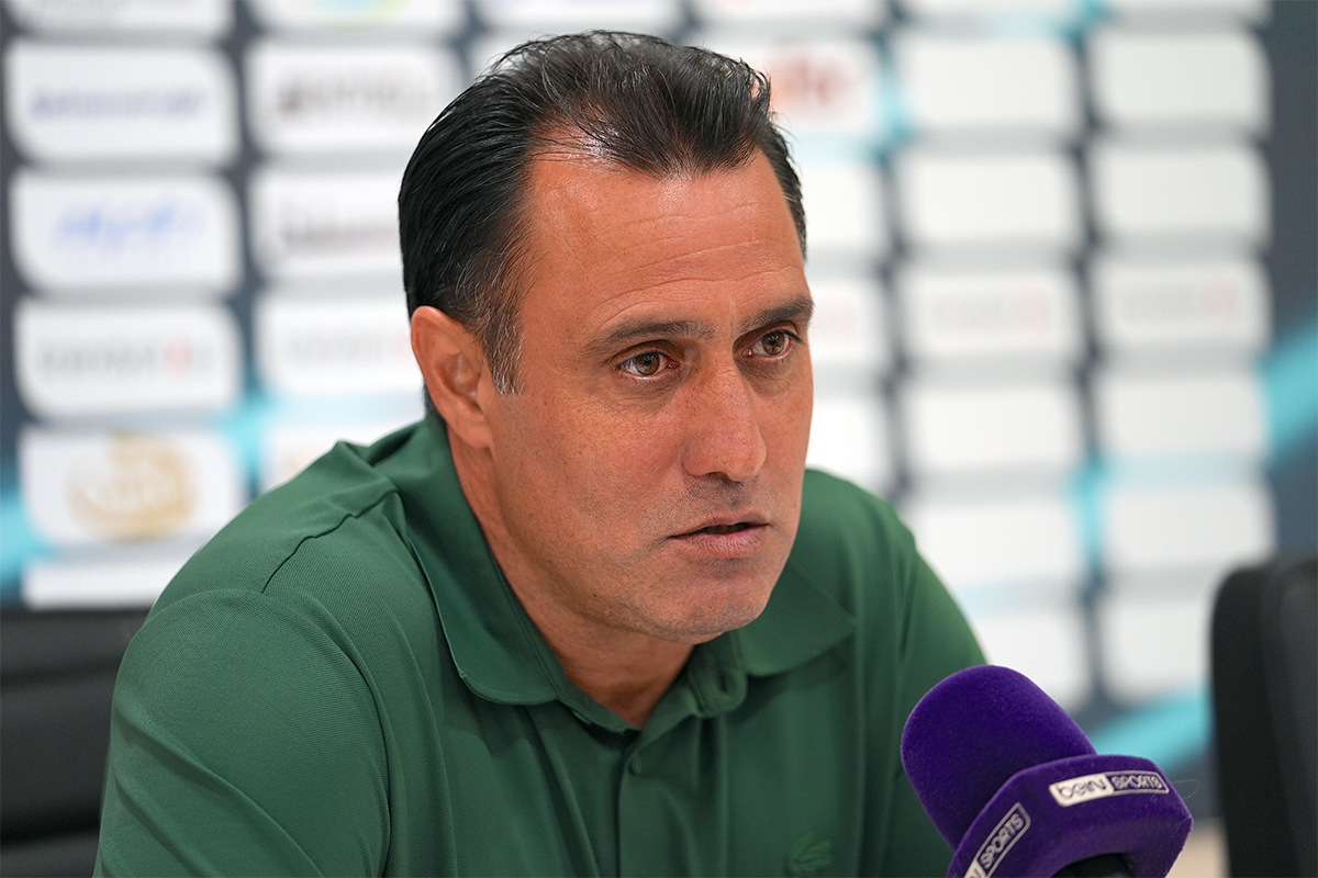 Sütlü Hoca'nın Karnesi Kırık, İstifası Reddedildi: Sakaryaspor'da Sayı Sayma Dersleri Başladı!