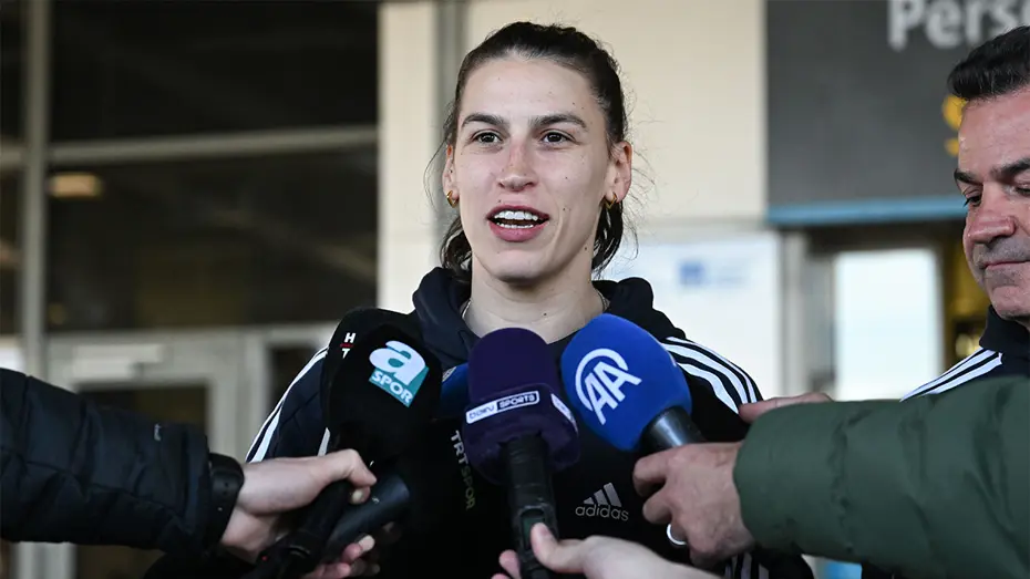 1 ay sonra Fenerbahçe'den Galatasaray'a imza atacak: "Son dönemin en sansasyonel transferi" - 4 1 ay sonra Fenerbahçe'den Galatasaray'a imza atacak: "Son dönemin en sansasyonel transferi" - 4
