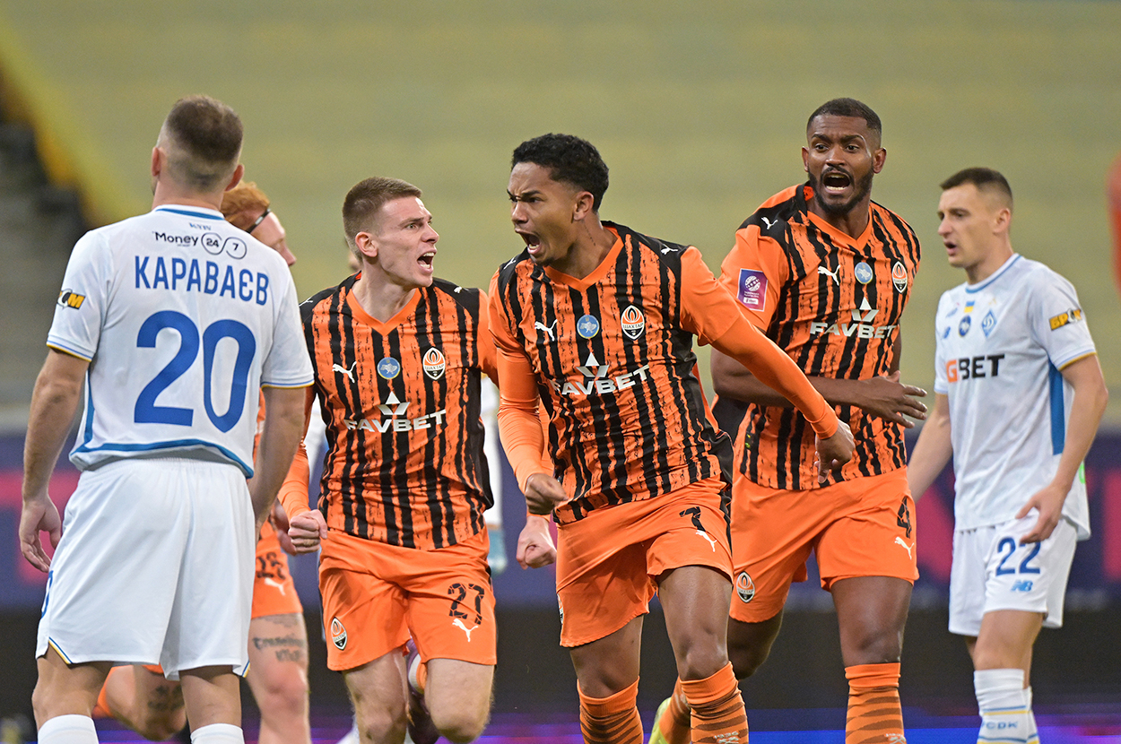 Arda Turan'dan dev galibiyet: Shakhtar ezeli rakibini devirdi, soyunma odası şenlendi