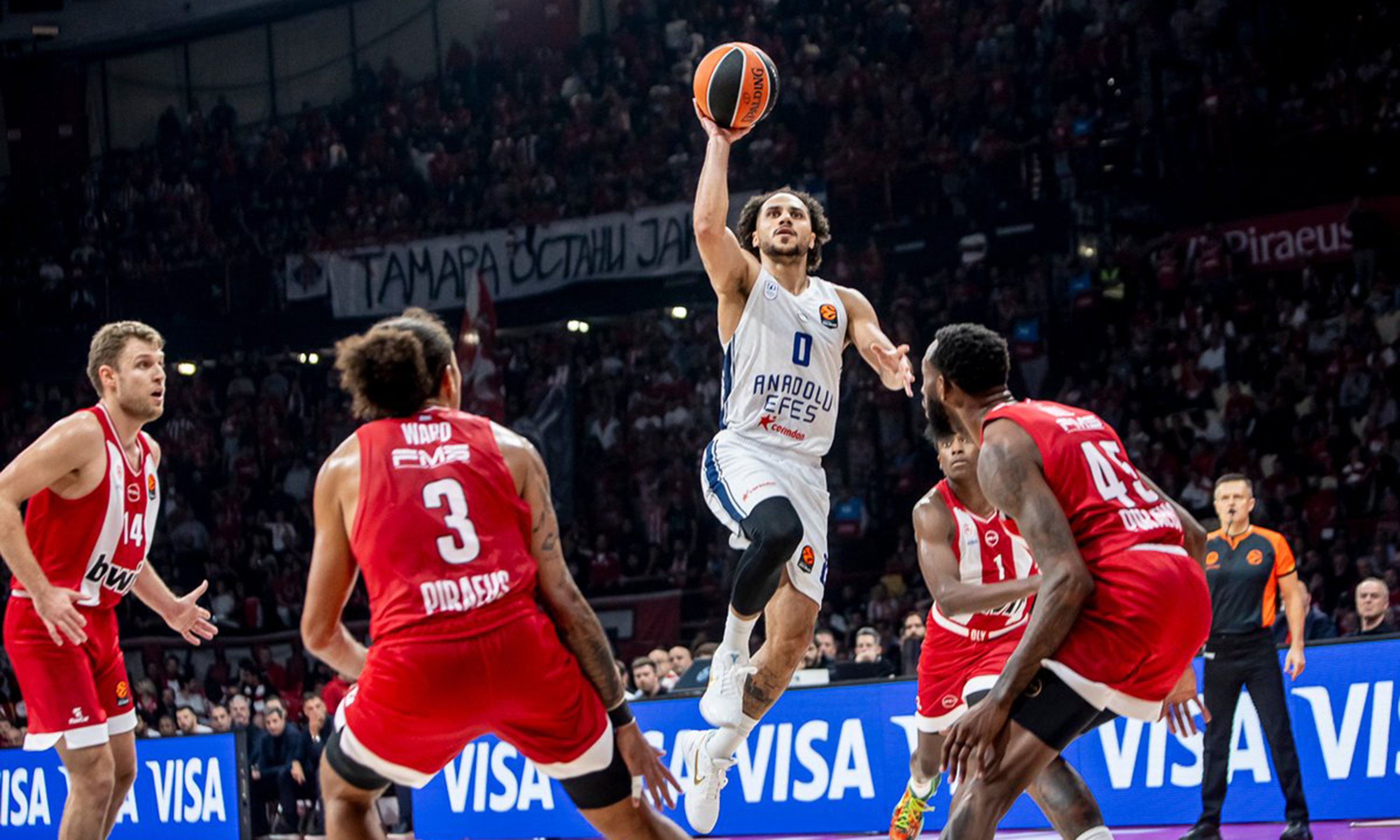 Anadolu Efes'ten Olympiakos deplasmanında muhteşem son