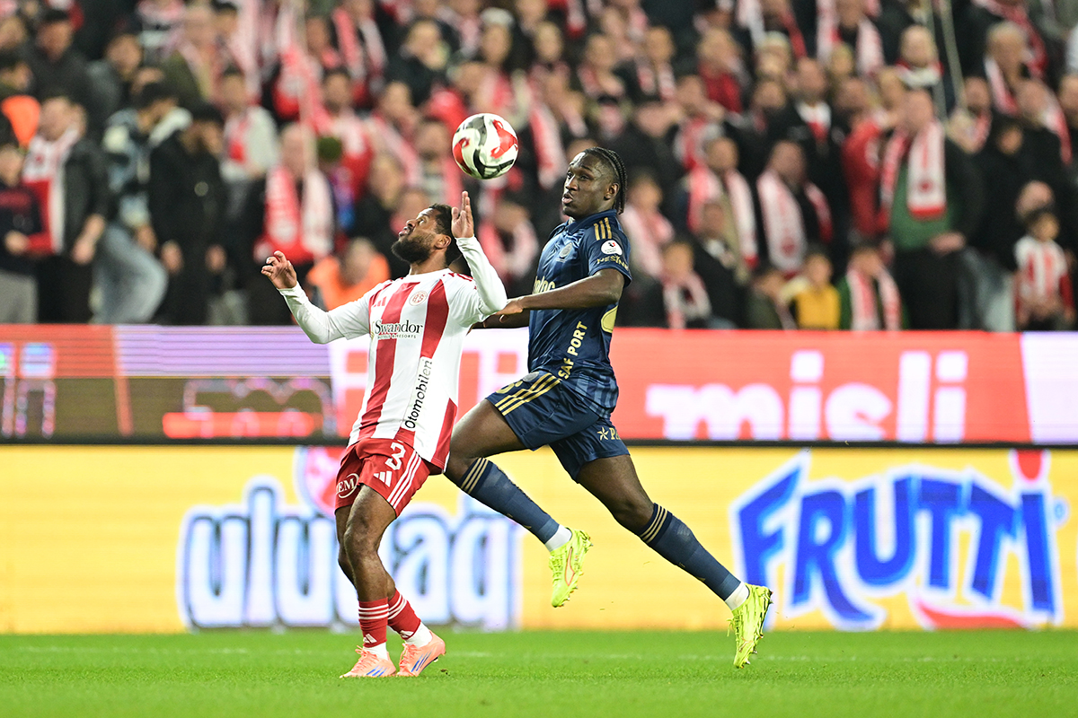 Trendyol Süper Lig'de Fenerbahçe, Antalyaspor ile deplasmanda 2-2 berabere kaldı. Sarı lacivertlilerin Galatasaray ile arasındaki puan farkı 4'e çıktı. Maçın ardından yorumcu İlker Yağcıoğlu, TRT Spor'da değerlendirmelerde bulundu.