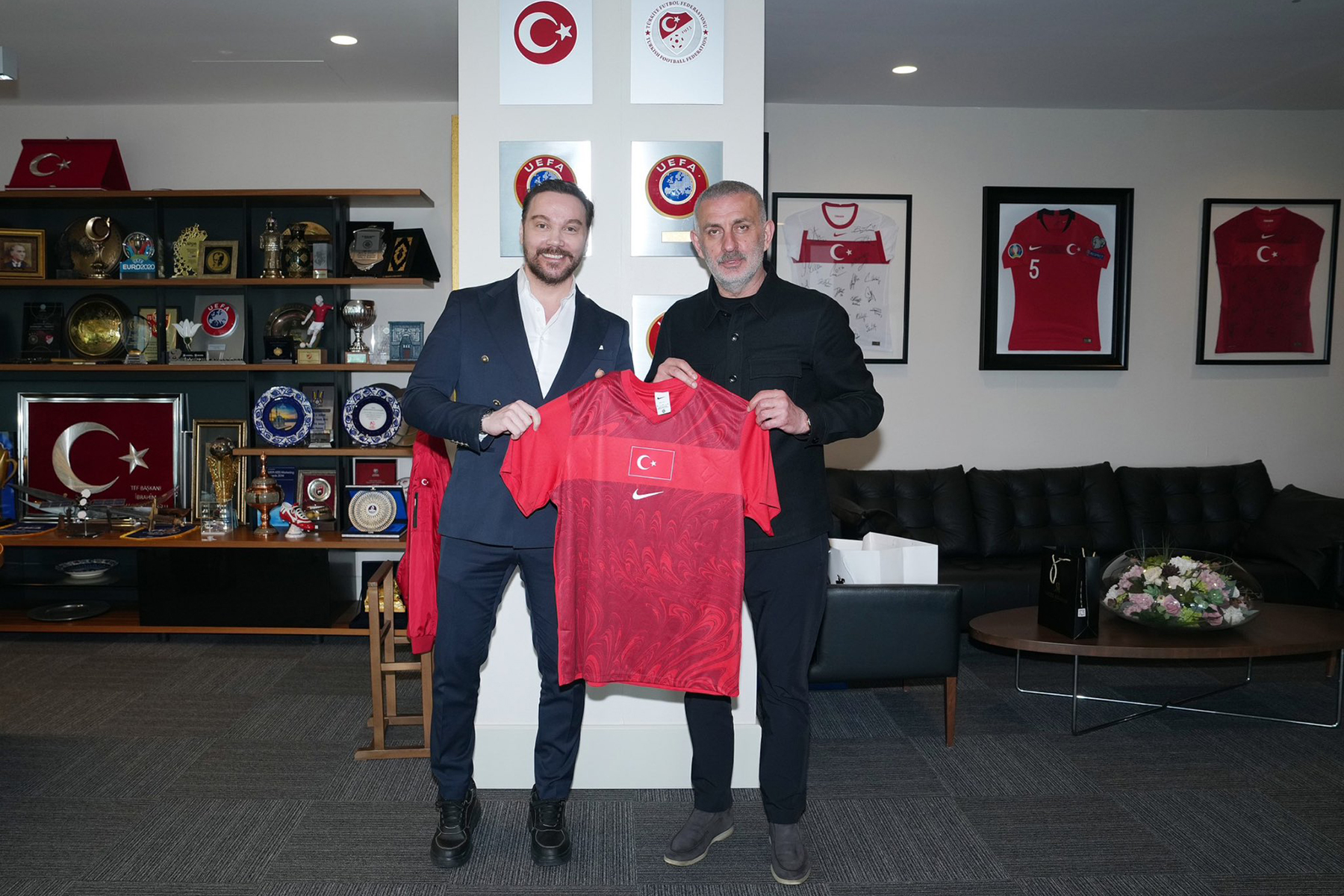 TFF'den Sinan Akçıl paylaşımı: Türkiye'nin Dünya Kupası marşı için ismi gündeme gelmişti