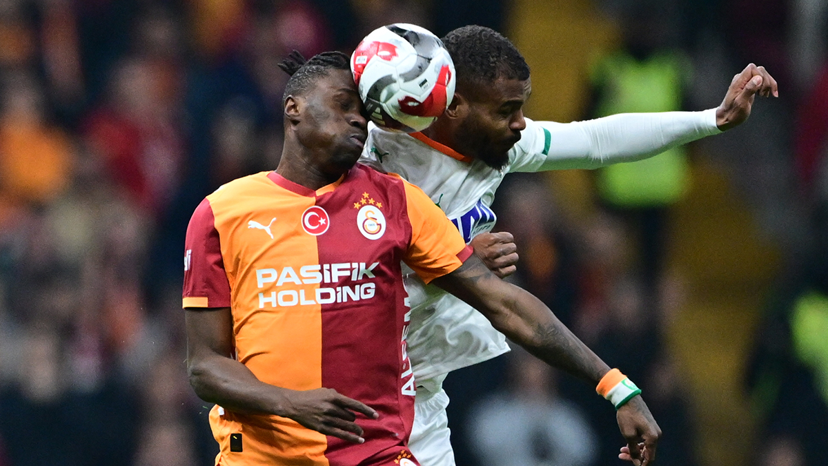 90+3. dakikada Singo'ya sarı kart çıkan pozisyonda karar doğru mu? Bülent Yıldırım: Yoruma açık hiçbir şey yok. Bütün soruların cevabı, ciddi faullü oyun. Sabahtan akşama kırmızı kart. Tartışmam. Her yerde kırmızı kart bu. Deniz Çoban: VAR neden karışmadı? Amasız, fakatsız, lakinsiz kırmızı kart. Sahada da kırmızı kart, VAR'da da kırmızı kart, her yerde kırmızı kart. UEFA'nın yaralayıcılık skalası var ya, bu 10! Sonraki haftadaki maçı da etkiliyor bu pozisyon. Bahattin Duran: Bunu ben anlayamıyorum. Bu çok net kırmızı kart. VAR müdahalesi de gerekirdi. Sonraki hafta Beşiktaş maçı var.