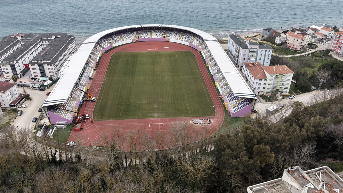 Sinop Stadı Denize Nazır Açılıyor: Futbol Mu Oynanacak, Yoksa Boya Kokusu Mu Solunacak?