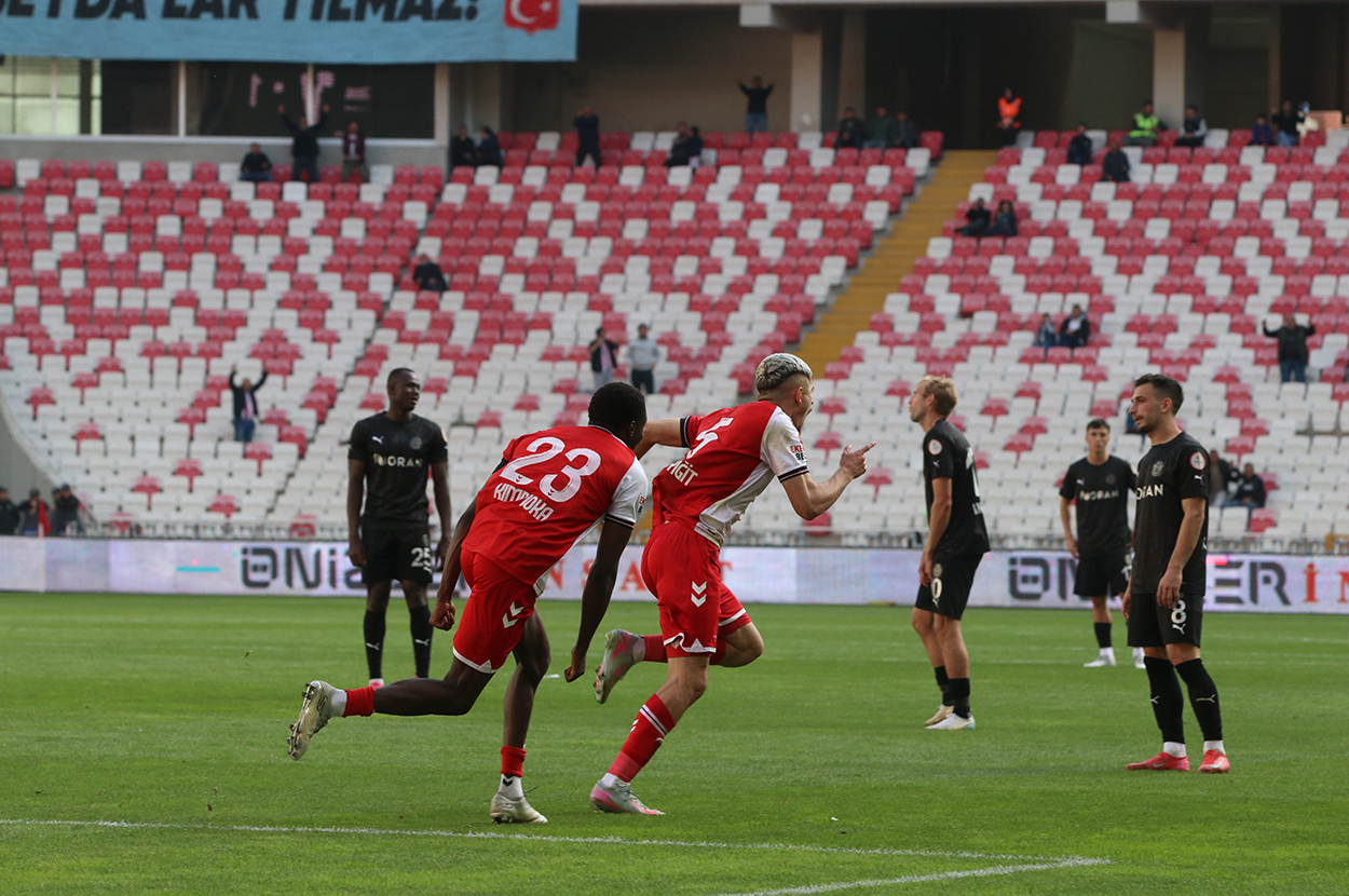 Sivasspor, Manisa FK'yı 10 kişiyle yendi