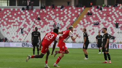 Sivasspor, Manisa FK'yı 10 kişiyle yendi