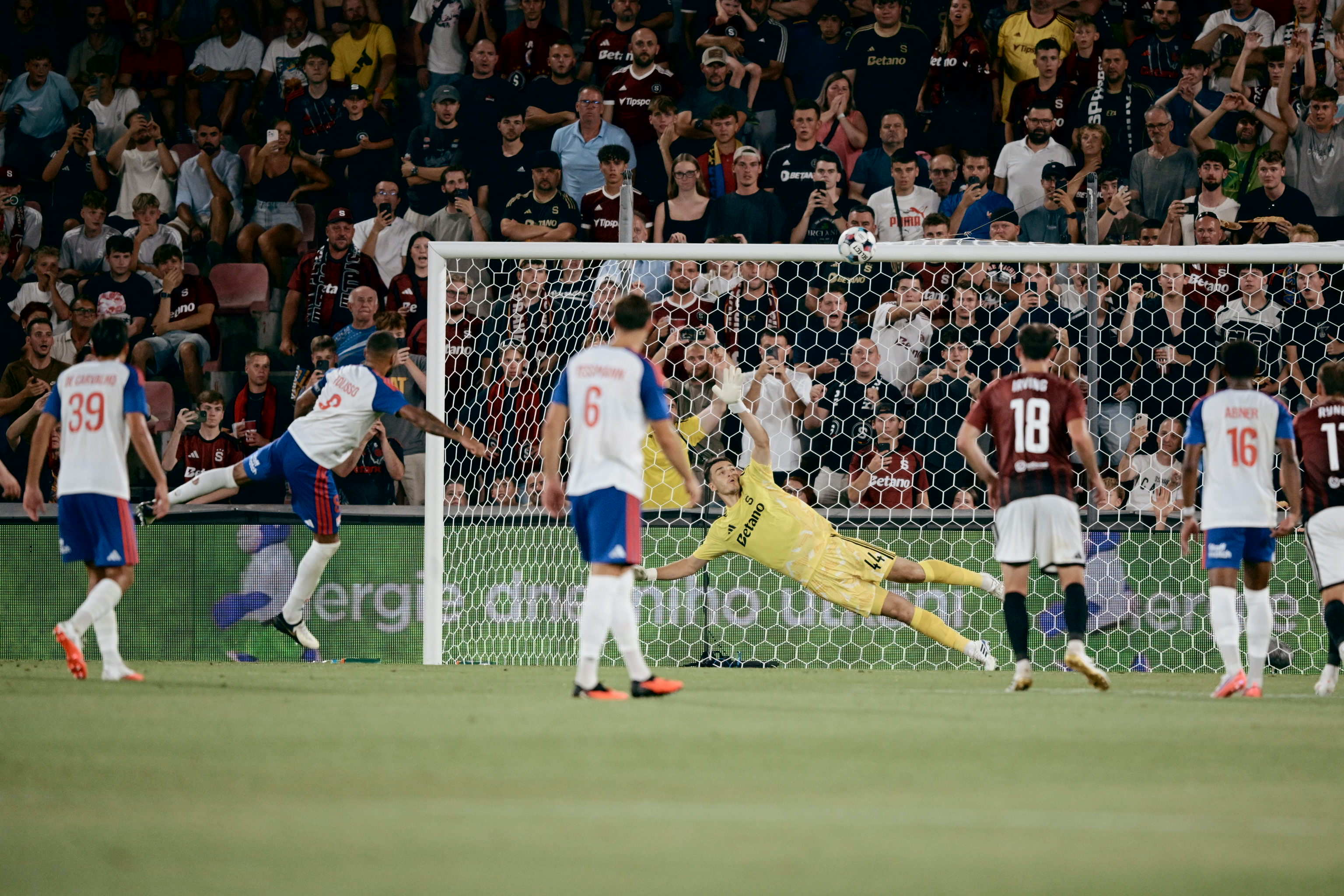 Fenerbahçe'nin olası rakiplerinin ilk maçında Sparta Prag kazandı - 2