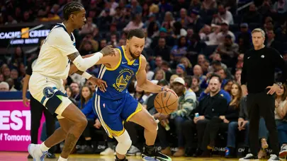 Stephen Curry 39 sayıyla parkelere dönse de yenilgiyi engelleyemedi Stephen Curry 39 sayıyla parkelere dönse de yenilgiyi engelleyemedi