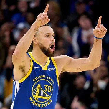 Stephen Curry, Michael Jordan'ın rekorunu kırsa da yenilgiyi engelleyemedi