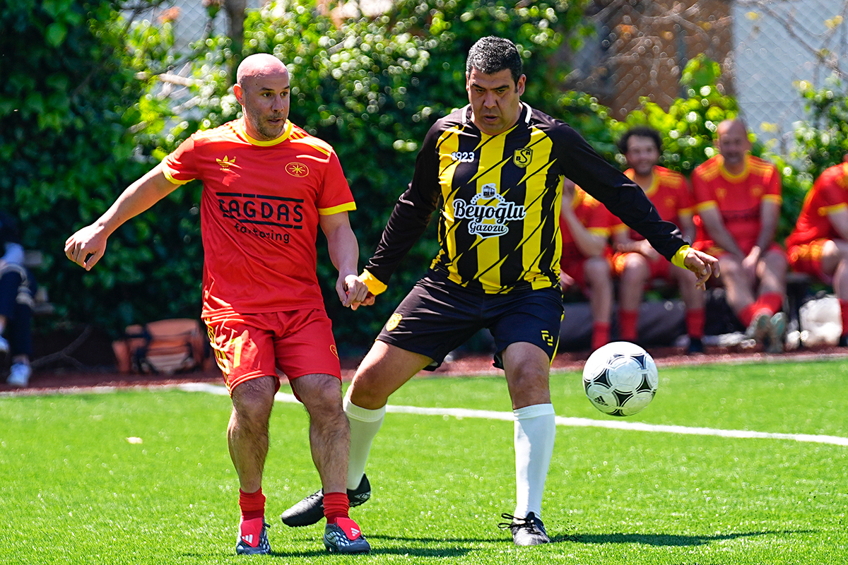 Yıllar sonra oynanan tarihi derbide dostluk kazandı