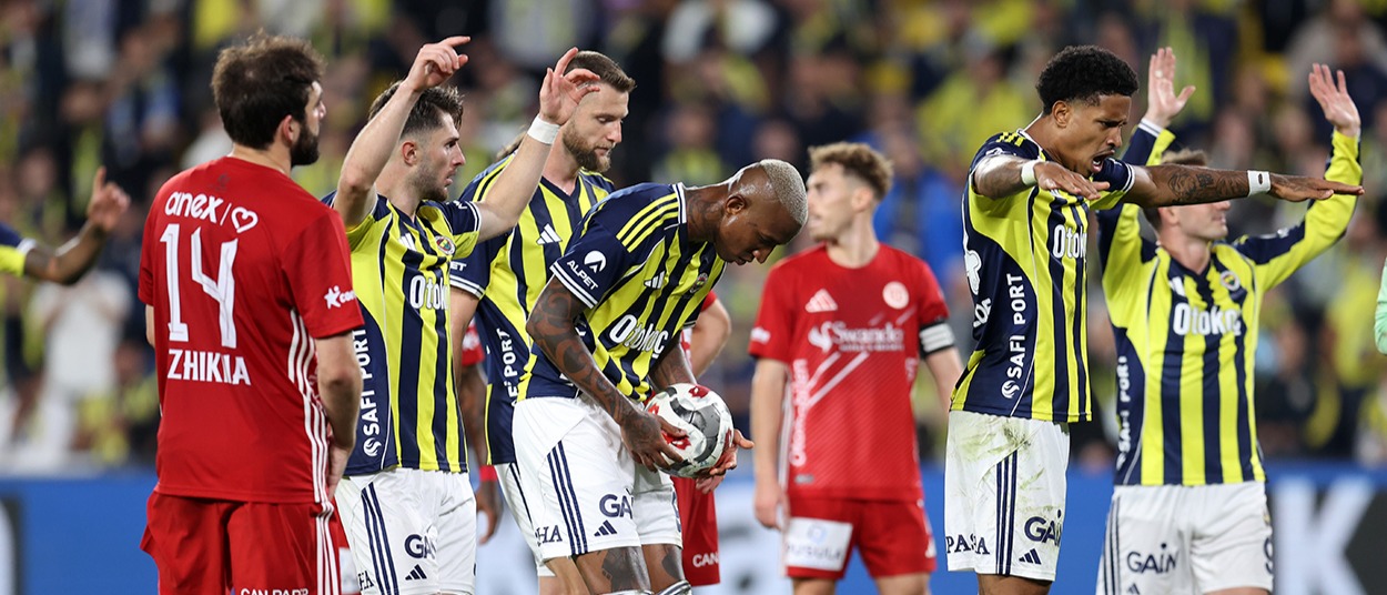 Talisca'dan 'Yine Mi O?' Penaltısı: Islıklara Rağmen Çaktı, Hocası Faturayı Başkasına Kesti!