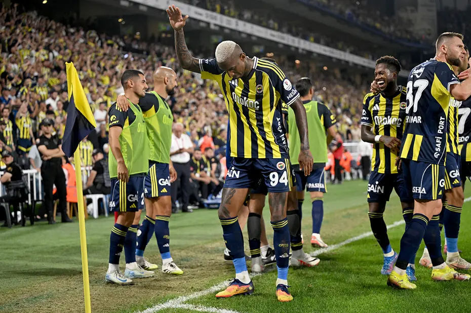 Fenerbahçe'ye statü ve sakatlık engeli: Toplamda 8 isim forma giyemeyecek - 2 Fenerbahçe'ye statü ve sakatlık engeli: Toplamda 8 isim forma giyemeyecek - 2