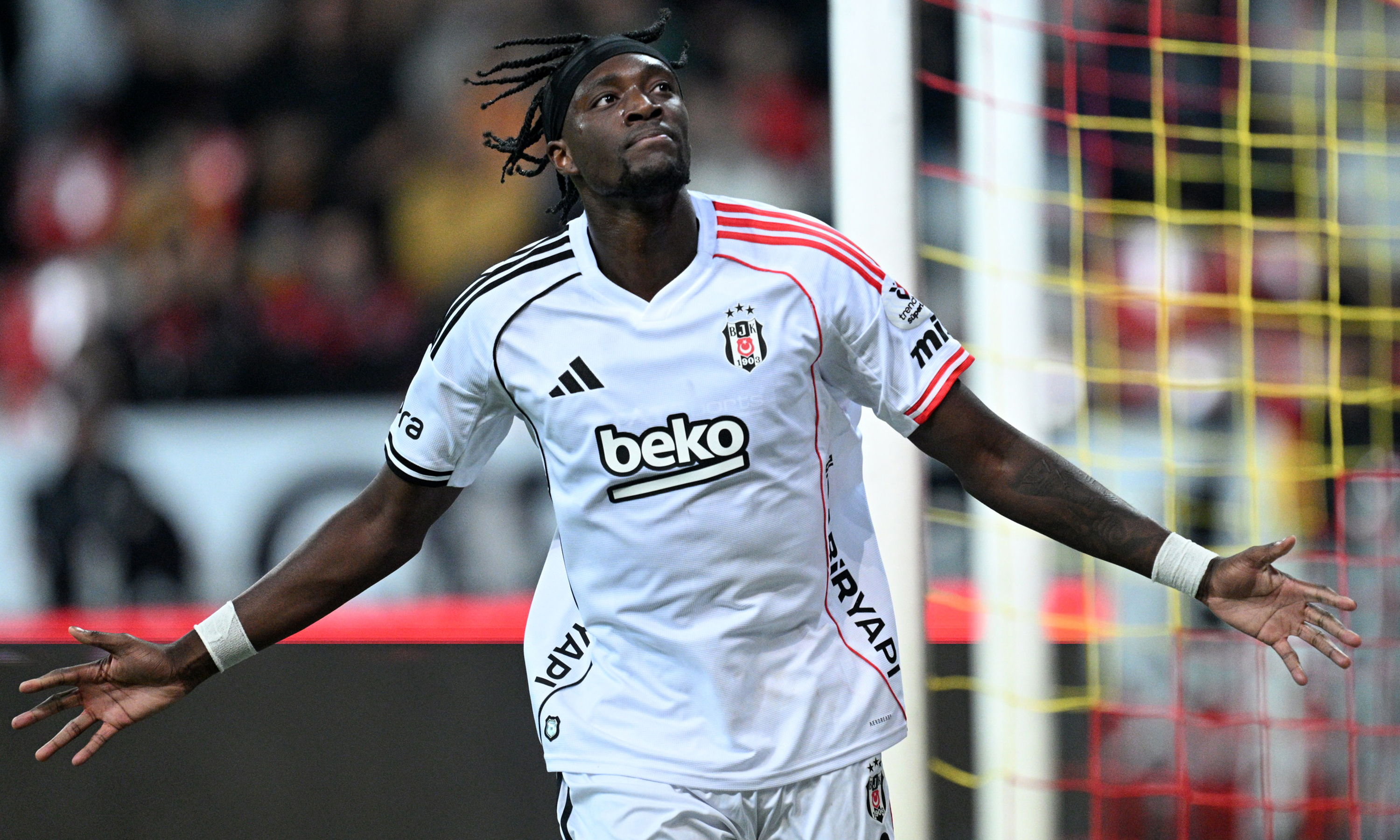 Tammy Abraham'ın Omzu Beşiktaş'ı Trolledi: Derbi Öncesi 'Bakalım Ne Olacak' Senaryosu!